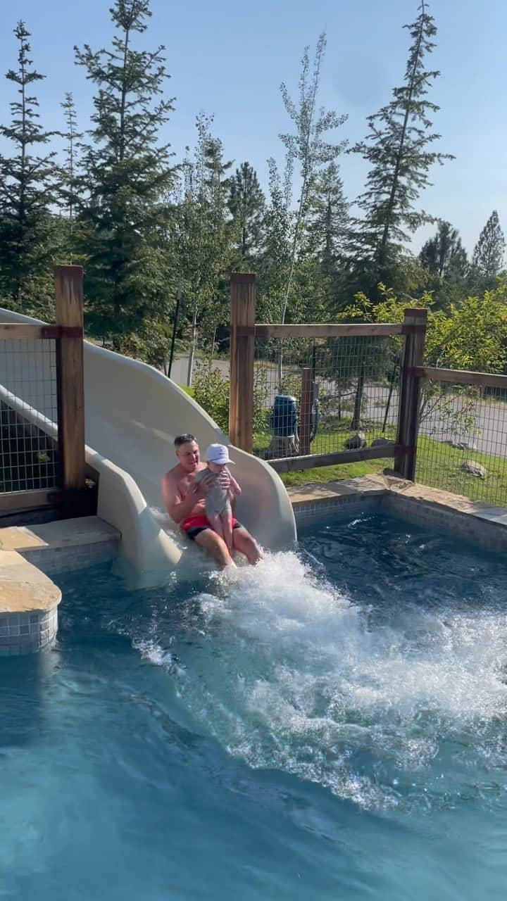 ジェイソン・ケネディのインスタグラム：「When dad interrupts the pool safety class….」