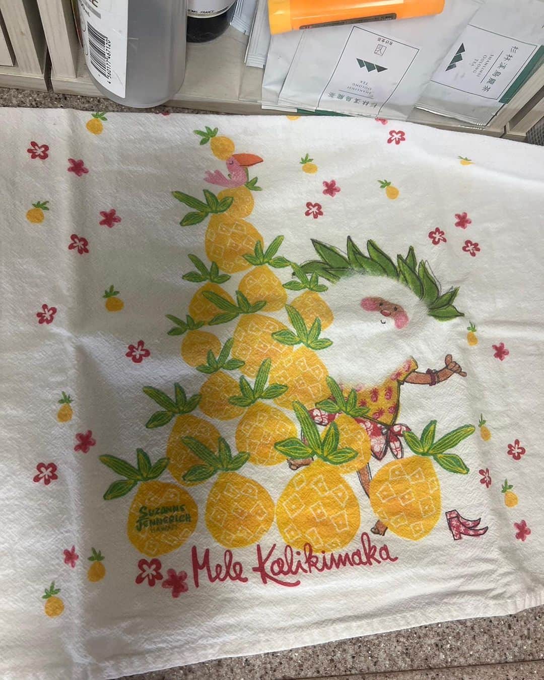 キャシー中島さんのインスタグラム写真 - (キャシー中島Instagram)「*  お気に入りのキッチンクロス、ハワイで買いました。 このタイプのクロスが好きでたくさん持ってます❣️ 可愛いでしょ💕  もっと可愛い😍 にゃにゃ吉とドゥと鉄三🐈🐈 男組です❤️ …アッ🤭ニウもいます。ごめん🙏😹  今日は大阪教室でレッスンです❤️ 大阪の生徒さん、ほとんどの方がサマーバッグを仕上げています♪ やる気満々なので、フレンドシップキルトは 大胆なデザインのハワイアンキルトです❤️ かっこいいキルトになりそうです。 出来上がりが楽しみね❣️  大阪のオハナキルト展(生徒さんの作品発表会です)は 9月末に開催します。 詳しいことはまた近くなったらお知らせしますね❣️  新幹線の中でゆっくりしながら帰ってきました♪  明日は山口県の周防大島に行きます。 明後日ハワイ移民館でトークショーをします。 ハワイのお話をたくさんしてきます❣️❣️^_^」7月14日 4時41分 - official_kathynakajima