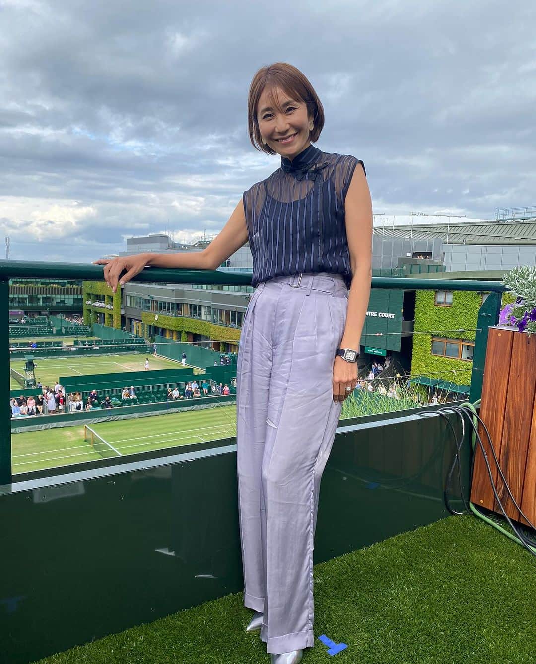 森上亜希子のインスタグラム：「Wimbledon Day 11 今日は女子準決勝が2試合行われました。 スビトリーナ選手vs ボンドロウソバ選手の試合はボンドロウソバ選手の左利き特有のショットに苦められたスビトリーナ選手でしたね。でも、3-60-4からボンドロウソバ選手が少し硬くなった事もあり3-4まで粘ったのですが、最後はボンドロウソバ選手が耐えての勝利となりました。 スビトリーナ選手は産後まだ一年経っていないのに、この活躍です。体型が変わってしまったり、ホルモンバランスが崩れてしまったりする中で、テニスやトレーニングをするだけでも大変なのによくここまでテニスのレベルをもってこれるな。とただただ「凄い！」の一言です。  もう一方の女子準決勝はサバレンカ選手vs ジャバー選手の試合。 7-64-2まではサバレンカ選手のハードヒット、サービスが素晴らしくこのまま、サバレンカ選手が逃げ切るのかなと思ったのですが、流石ジャバー選手。 必死にくらいつき、多彩なショットでサバレンカを揺さぶり見事に勝利。 見ていて本当に楽しい試合でした！  さぁ、決勝戦はボンドロウソバ選手vs ジャバー選手。  うぅ、楽しみ‼️  NHKでは女子決勝戦をLIVEでお伝えします‼️ 是非、ご覧下さい‼️  さて、明日は男子準決勝2試合！  どちらの試合も面白そうですね！ こちらの放送もお楽しみに！  本日の衣装です。 Styling by @mari_takarada   チャイナドレスならぬチャイナシャツ？がとっても素敵なTopsです！  Tops and Bottom @keitamaruyama   Shoes Zara ( スタイリスト私物）  2枚目の写真は虹が綺麗に出ていたので急いでパチリ🌈  #wimbledon  #nhk #解説 #tennis #テニス #衣装紹介 #keitamaruyama」