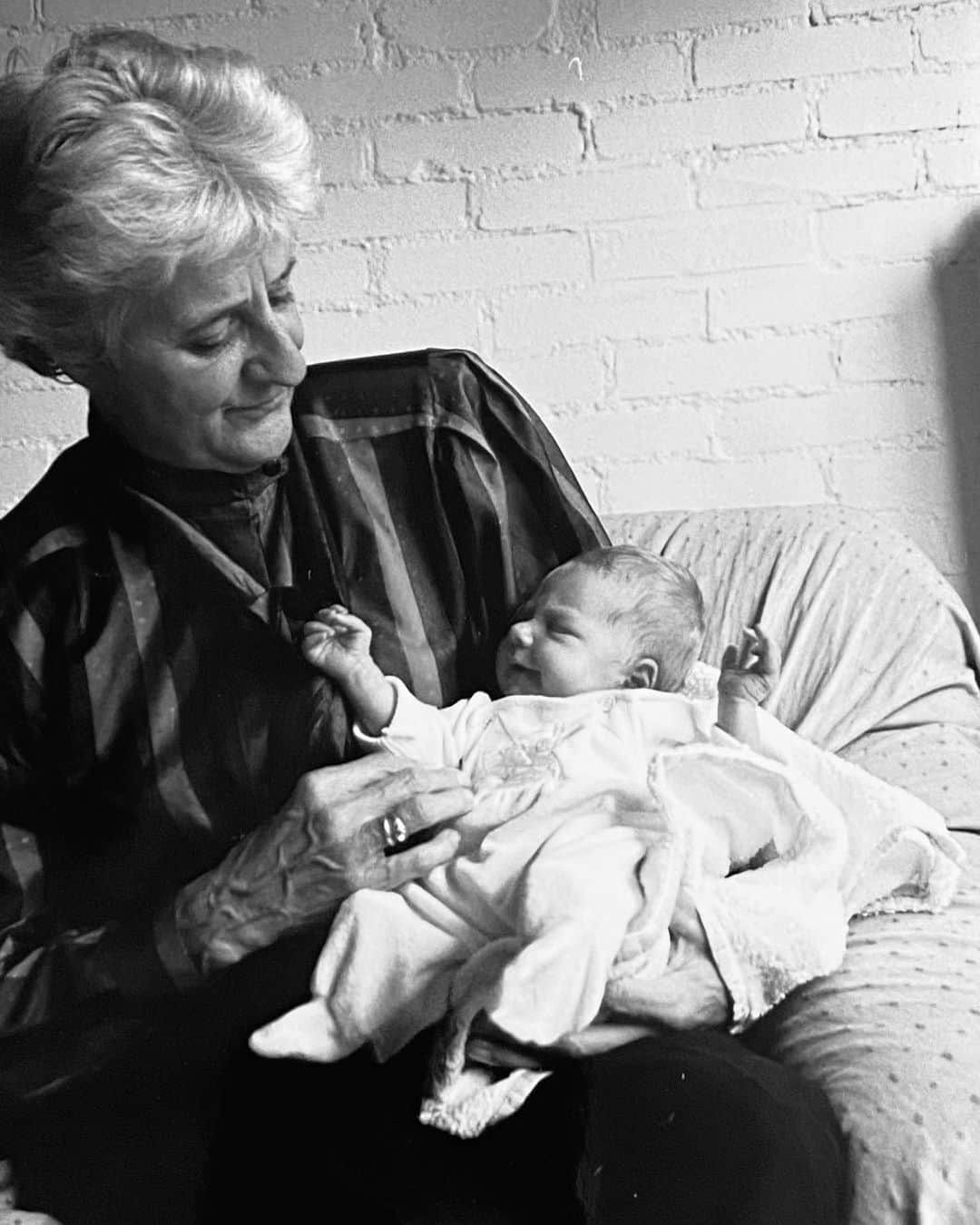 リサンネ・デ・ウィッテのインスタグラム：「Thanks for being the most loving person I’ve ever met, Oma 🕊️🤍 We miss you xx」