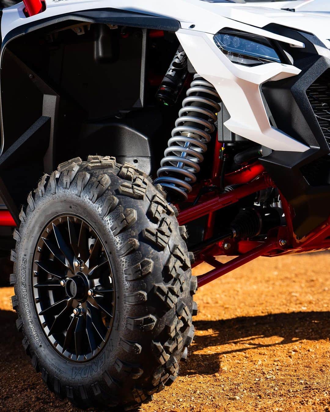 Honda Powersports USさんのインスタグラム写真 - (Honda Powersports USInstagram)「What do you think of these beauty shots from our #Talon1000R4 Media Drive Event this week in Jay, Oklahoma? 😍👇   Featuring FOX Live Valve suspension with 2.5-inch shocks on all four wheels, the system adjusts damping on each shock independently, automatically, and up to 16 times a second for superior ride quality and less pitch and roll over all terrain.   #SXS #FoxLiveValve #HondaTalon #BetterOnAHonda」7月14日 4時46分 - honda_powersports_us