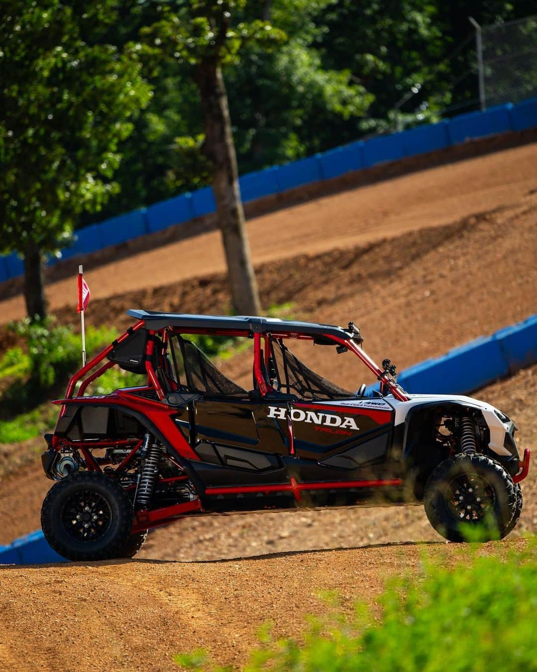 Honda Powersports USさんのインスタグラム写真 - (Honda Powersports USInstagram)「What do you think of these beauty shots from our #Talon1000R4 Media Drive Event this week in Jay, Oklahoma? 😍👇   Featuring FOX Live Valve suspension with 2.5-inch shocks on all four wheels, the system adjusts damping on each shock independently, automatically, and up to 16 times a second for superior ride quality and less pitch and roll over all terrain.   #SXS #FoxLiveValve #HondaTalon #BetterOnAHonda」7月14日 4時46分 - honda_powersports_us