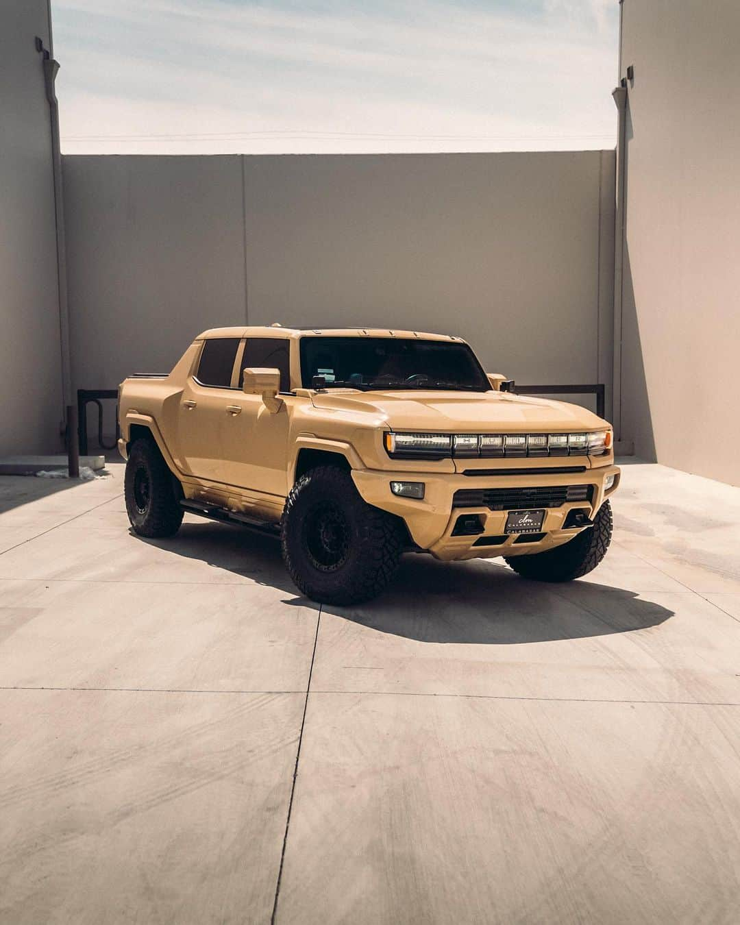 スコット・ディジックのインスタグラム：「Straight off of Mars, Scott Disick brought the heat with this Sand Hummer EV.  What are your thoughts on @letthelordbewithyou spec?  #INOZETEK」