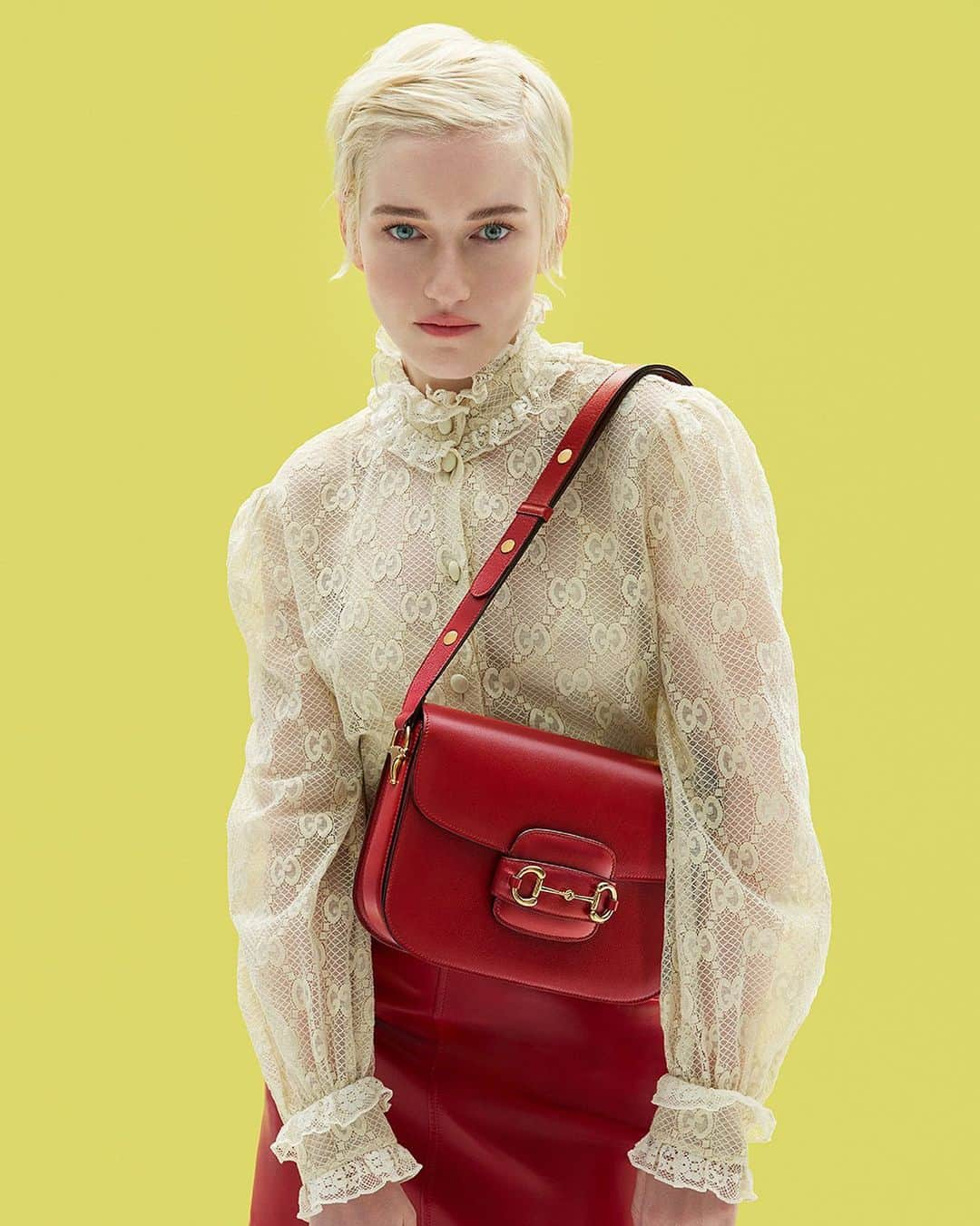 グッチのインスタグラム：「Julia Garner for Gucci Horsebit 1955   Captured in a vibrant portrait with the iconic handbag. Discover more at the link in bio.   @juliagarnerofficial #JuliaGarner #GucciHorsebit1955」