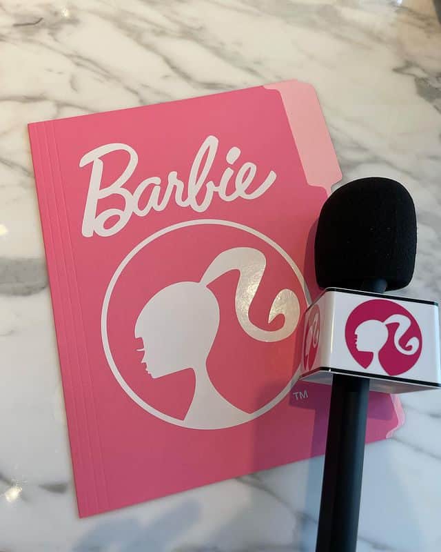 E! Onlineさんのインスタグラム写真 - (E! OnlineInstagram)「This just in: Amelia Dimoldenberg SERVED at the #Barbie London premiere. 💖 The #ChickenShopDate host dressed up as "TV News Anchor Barbie."(📷: @ameliadimz/Getty/Shutterstock)」7月14日 5時00分 - enews