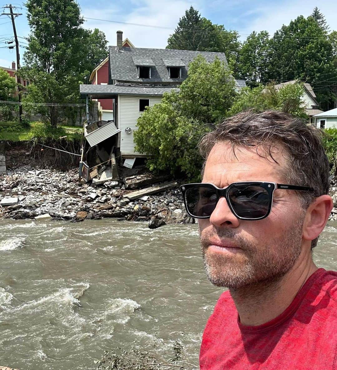 ミーシャ・コリンズのインスタグラム：「I'm in Vermont at the moment. This house stood on its foundation for 200 years until this week. All around the world, we’re seeing devastation. Record floods. Record droughts. Record heat and record fires… and it's only getting worse. @joebiden's climate legislation went a long way, but it's only the beginning. We have to take this seriously.」