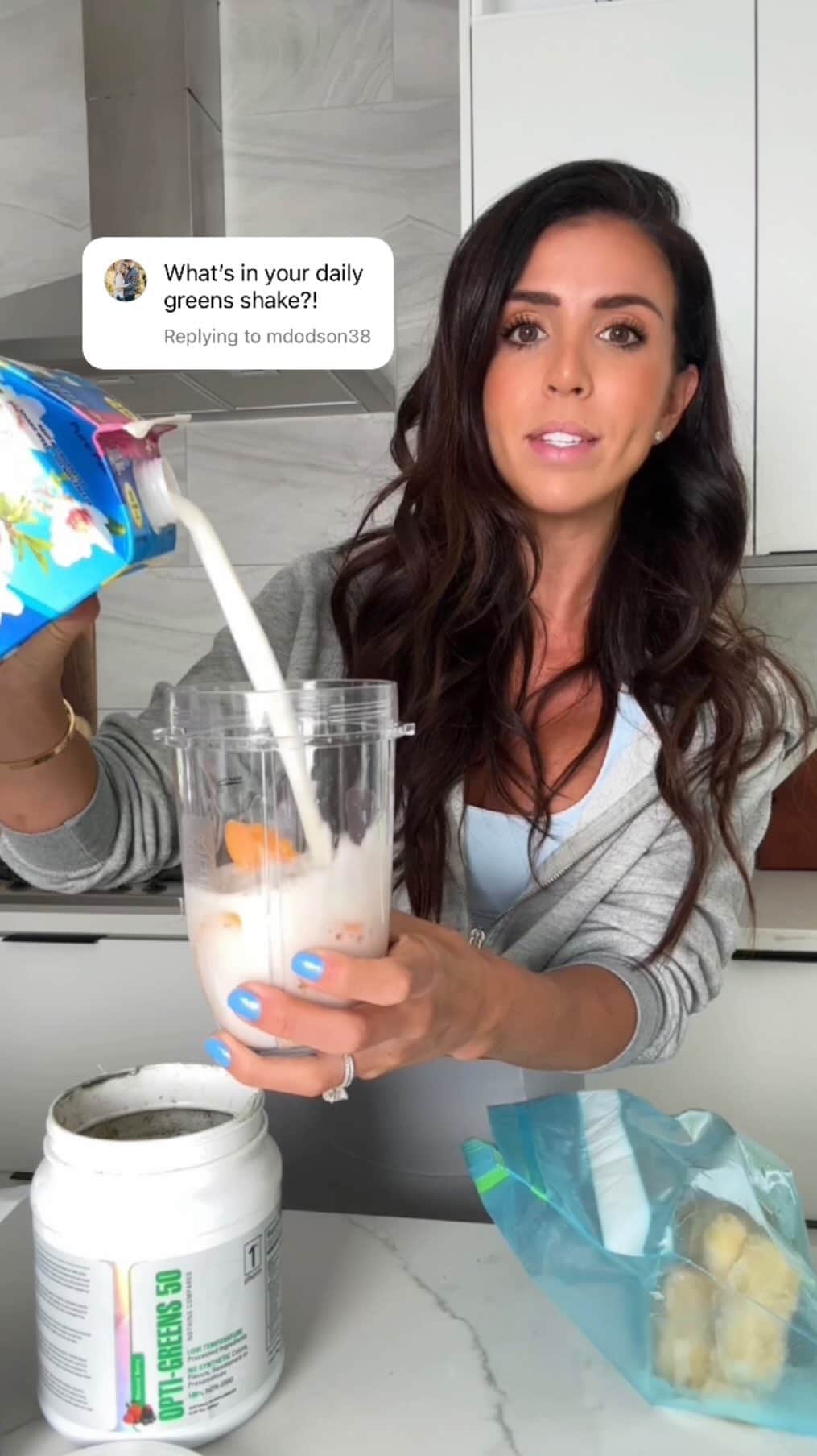 Ainsley Rodriguezのインスタグラム：「☀️My Daily Greens shake 🌱 . I love to have mine first thing in the morning but any time of the day is just fine! Not only does this help immensely with digestion, it’s also great for your immune system! You can mix with water which is what I do when I travel but when I’m home having it in a smoothie is my preference! . Frozen Banana Frozen Peach, Mango or Pineapple Unsweetened Almond Milk 2 scoops of greens - you can get them in the supps tab in my bio . #morningsmoothie #morningroutine #dailygreens #iam1stphorm」