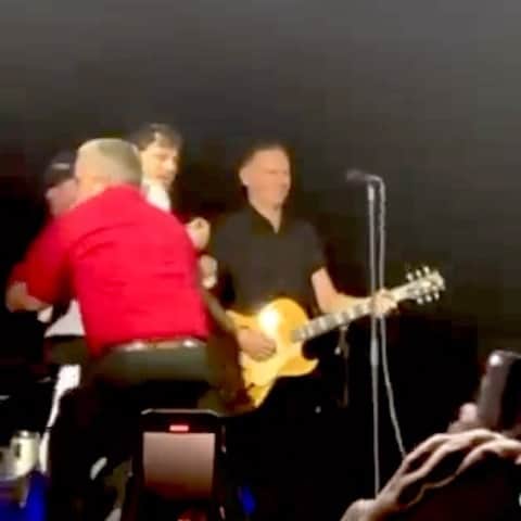 ブライアン・アダムスのインスタグラム：「Sometimes you just gotta laugh…😂#stagecrasher #summerof69」