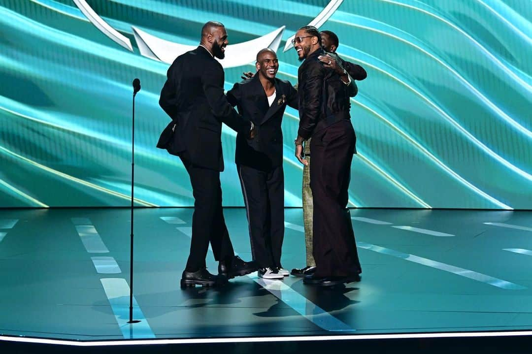 カーメロ・アンソニーさんのインスタグラム写真 - (カーメロ・アンソニーInstagram)「Thank you 🙏🏾 #BROTHERHOOD @kingjames, @dwyanewade, and @cp3, all love. @NBA and the @espn ESPYs you got me!  Thank you for surprising me with this moment. #STAYME7O  Styling: @khalilahbeavers  Photos: Allen Kee / ESPN Images & Joshua Gately / ESPN Images  Suit & Sunglasses: @zegnaofficial  Bracelet: @davidyurmanmen」7月14日 5時12分 - carmeloanthony