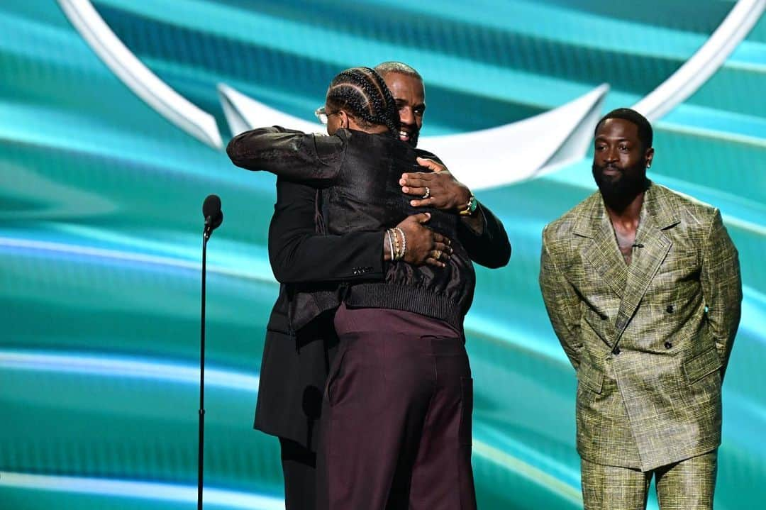 カーメロ・アンソニーさんのインスタグラム写真 - (カーメロ・アンソニーInstagram)「Thank you 🙏🏾 #BROTHERHOOD @kingjames, @dwyanewade, and @cp3, all love. @NBA and the @espn ESPYs you got me!  Thank you for surprising me with this moment. #STAYME7O  Styling: @khalilahbeavers  Photos: Allen Kee / ESPN Images & Joshua Gately / ESPN Images  Suit & Sunglasses: @zegnaofficial  Bracelet: @davidyurmanmen」7月14日 5時12分 - carmeloanthony