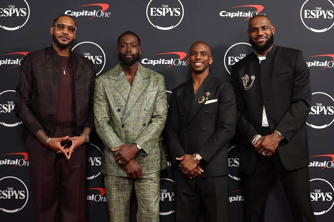 カーメロ・アンソニーのインスタグラム：「Thank you 🙏🏾 #BROTHERHOOD @kingjames, @dwyanewade, and @cp3, all love. @NBA and the @espn ESPYs you got me!  Thank you for surprising me with this moment. #STAYME7O  Styling: @khalilahbeavers  Photos: Allen Kee / ESPN Images & Joshua Gately / ESPN Images  Suit & Sunglasses: @zegnaofficial  Bracelet: @davidyurmanmen」