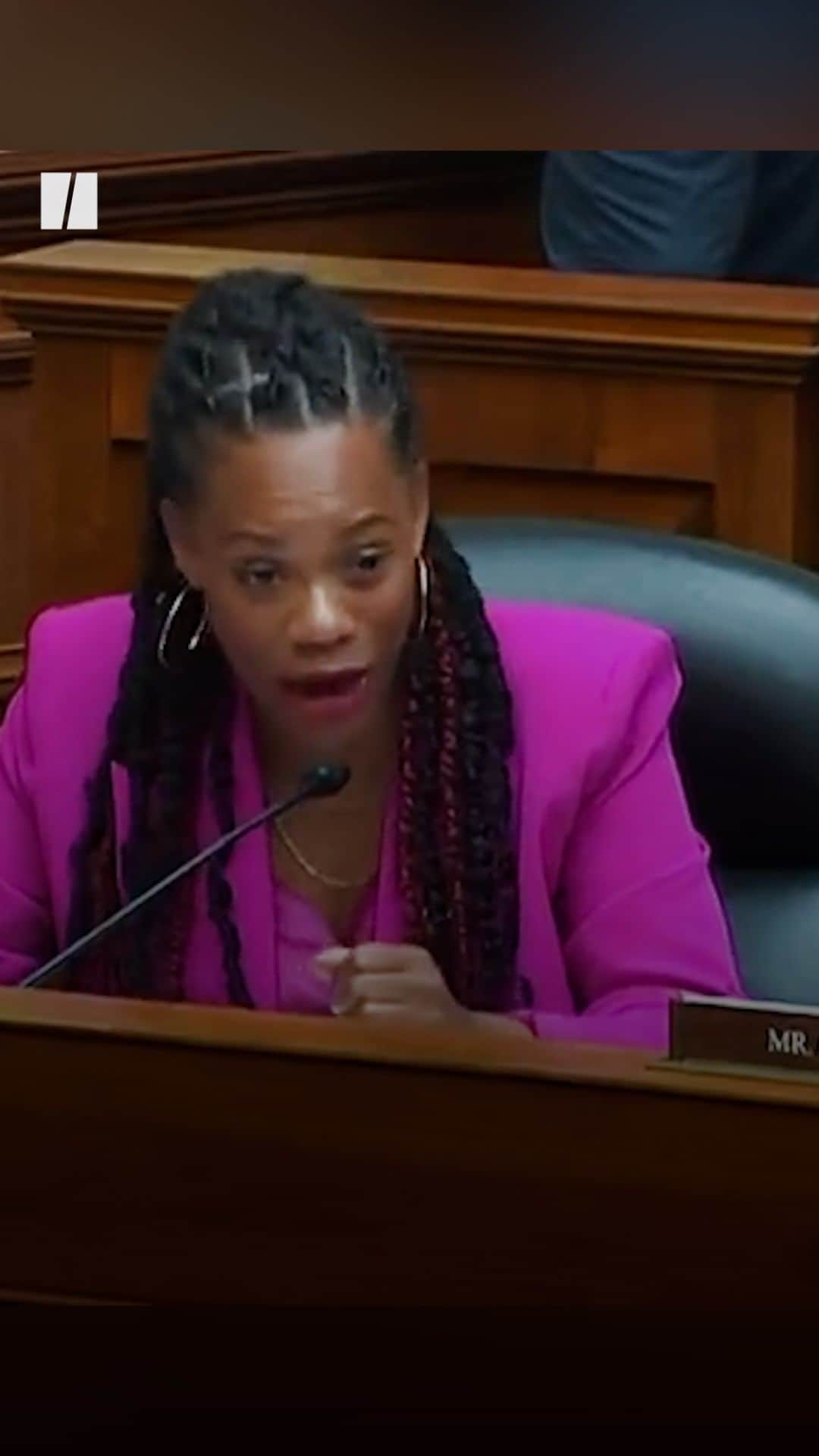 Huffington Postのインスタグラム：「Rep. Summer Lee: “How much on average does the military spend on Viagra each year?”  Principal Director, DoD: “I don’t have that figure.”  Lee: “About $41.6 million. Do you know how many bridges in my district of Pittsburgh could be repaired with that amount?”」