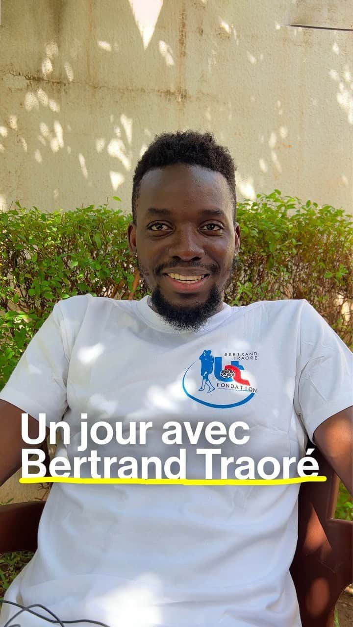 バートランド・トラオレのインスタグラム：「🇧🇫 "Ma maman c’est mon Dieu sur terre. Quand elle dit non, c’est non."  Attaquant à Aston Villa, le capitaine des Étalons @bertrandtraore10 s’est rendu au Burkina Faso pour la 2e édition des journées caritatives de sa fondation. Et pour Brut, notre journaliste @christiane_kogbi l’a suivi durant une journée.」