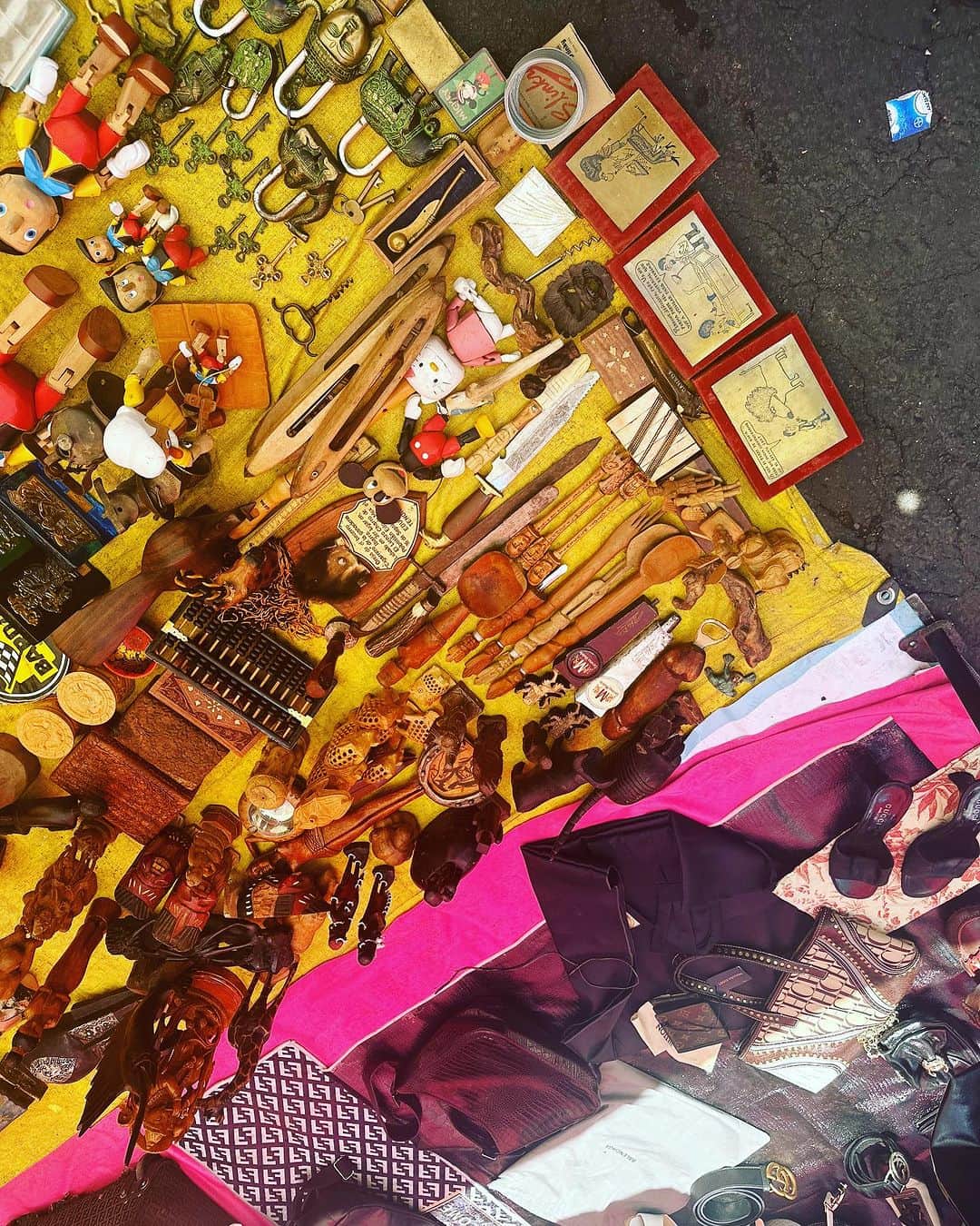 トームさんのインスタグラム写真 - (トームInstagram)「So much good junk! I need it all! #Lagunilla #MexicoCity」7月14日 5時27分 - tomenyc
