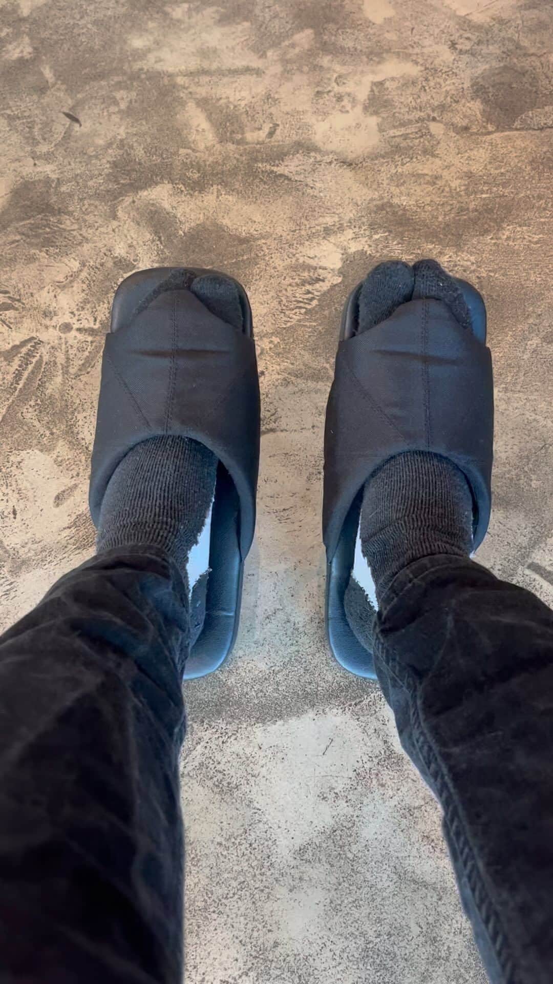 Shing02のインスタグラム：「@seaven.wear duck slides lightweight / water-resistant on sale now e22.com/heaven」