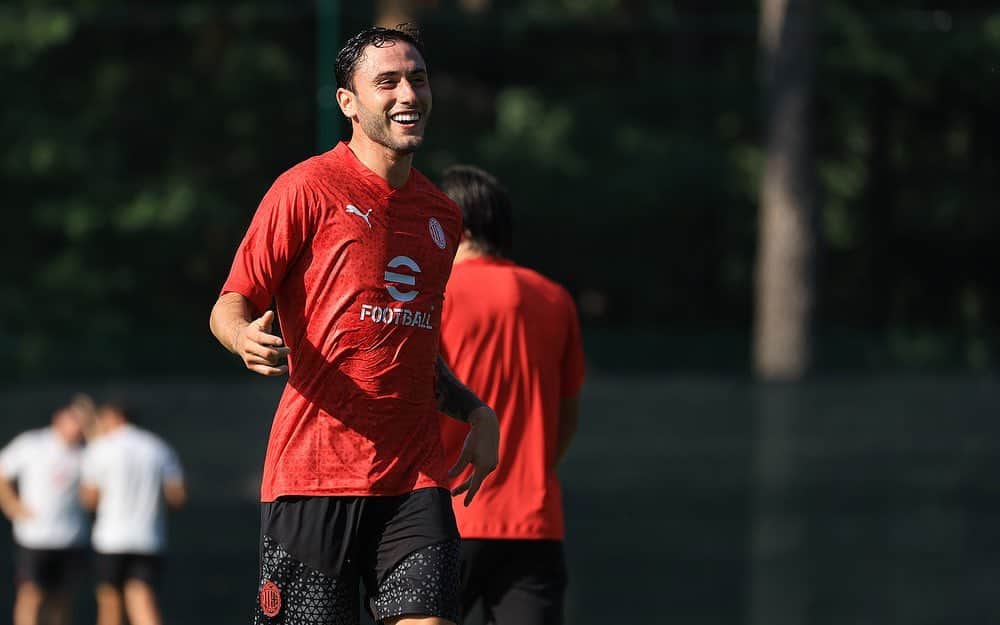 ダヴィデ・カラブリアのインスタグラム：「Pre season 🔴⚫️」