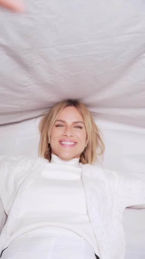 Giovanna Ewbankのインスタグラム：「Meus amores, trago novidades! Acabei de entrar nesse mundo de sensações dos hidratantes labiais da @betaoficialbr que virou meu novo aliado nesse inverno e vai ser em todas as estações. E como gosto de dividir tudo com vocês, já cheguei chegando com um cupom promocional exclusivo de 30% OFF! Dá uma olhadinha lá nos stories pra saber como fazer, acesse o link na bio de @betaoficialbr e aproveite.   Beta hidratante labial. Quando você gira, o mundo se move à sua volta #AlwaysBeta | publi」