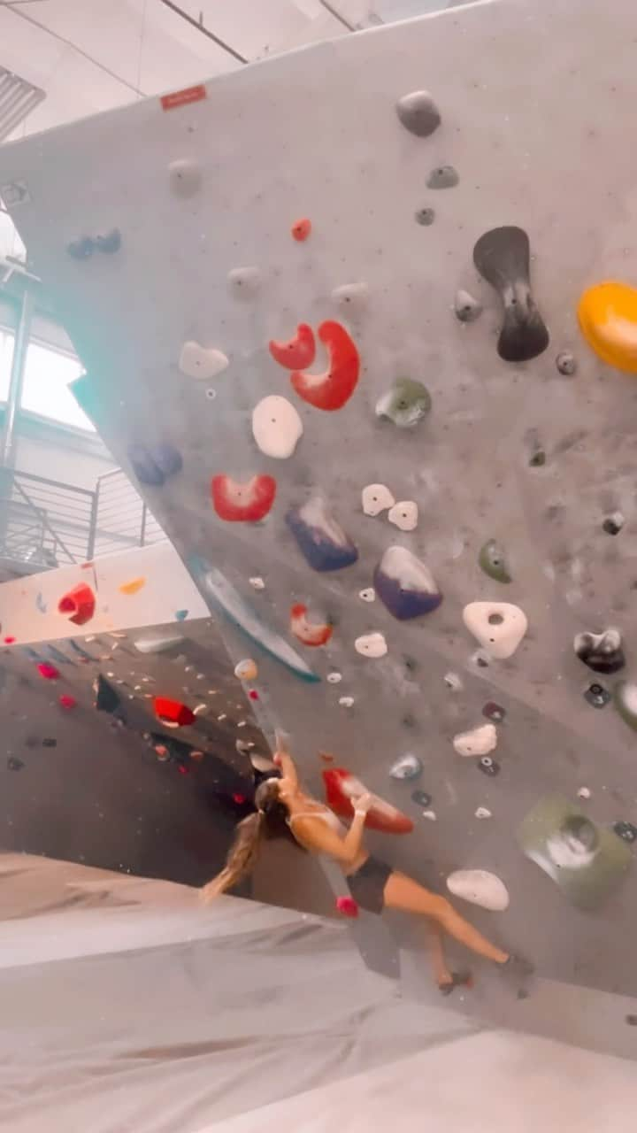 マーゴ・ヘイズのインスタグラム：「cruel summer 💪🏽🌼 training mode on lock  @thenorthface @thenorthface_climb @petzl_official @lasportivana @frictionlabs」