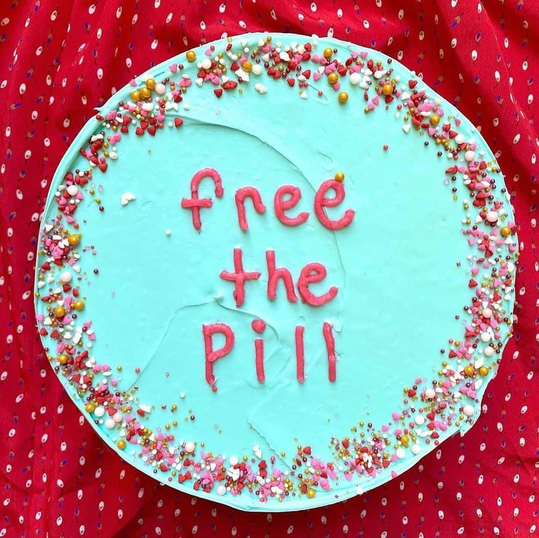 Eileen Kellyさんのインスタグラム写真 - (Eileen KellyInstagram)「🍰: @thesweetfeminist   ‼️ An over-the-counter birth control pill was approved today!   🎉 The FDA just approved Opill, a progestin-only (mini) pill. You can grab Opill off the shelf without a prescription, and it’ll be available early 2024.   💊 Opill will be available in convenience, grocery, and drug stores, and online. It’s 93% effective with average use, making it just as effective as prescription birth control pills.」7月14日 6時43分 - killerandasweetthang