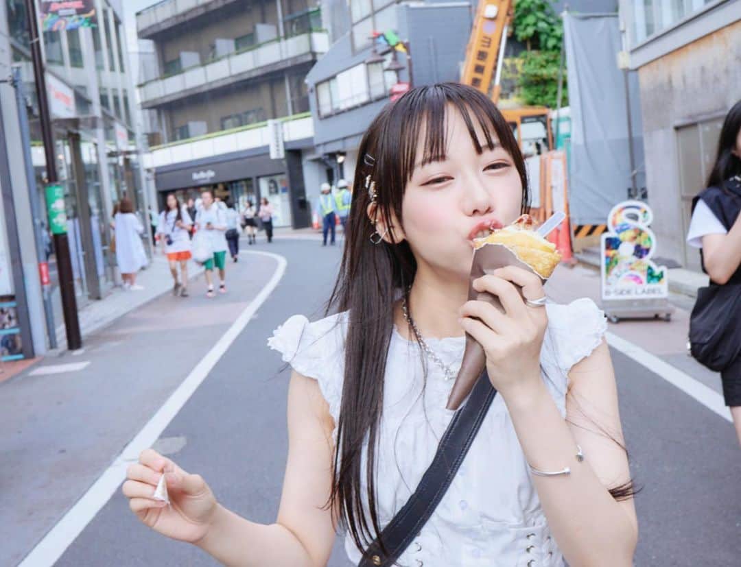 宮内桃子さんのインスタグラム写真 - (宮内桃子Instagram)「朝から甘いものいける？ クレープ大好き😘✨ おはよう！  Crepes are cute food, but it's hard to eat them with a cute face! Let's eat! Recommended desserts in Japan! !  #クレープ好きな人と繋がりたい  #原宿オススメ #今日の服装 #filmcamera  #被写体 #被写体モデル #ポートレートモデル  #オススメアイドル  #インスタグラビア  #ポートレート撮影 #写真好きな人と繋がりたい  #カメラ好きと繋がりたい」7月14日 6時36分 - bakemonomomo