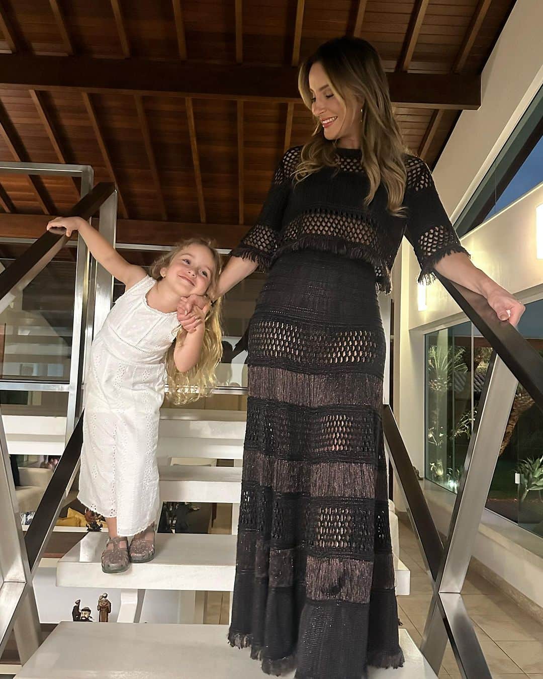 Claudia Leitteのインスタグラム：「Minha família fez um jantar de aniversário pra mim… virou uma balada. 😌 Deus é muito bom!  Obrigada, pessoal, por todo carinho que ainda estou recebendo, por celebrarem minha vida e por me verem além do que uma câmera poderia registrar. Muito grata por me ajudarem, em muitos momentos- ainda que nem saibam- a escrever linhas importantes da minha história, a seguir em frente, e a superar os inevitáveis obstáculos dessa vida.  🥹🥹🥹 Ps. Vou terminar de ler as msgs de vcs que me marcaram ;) Te amos!」