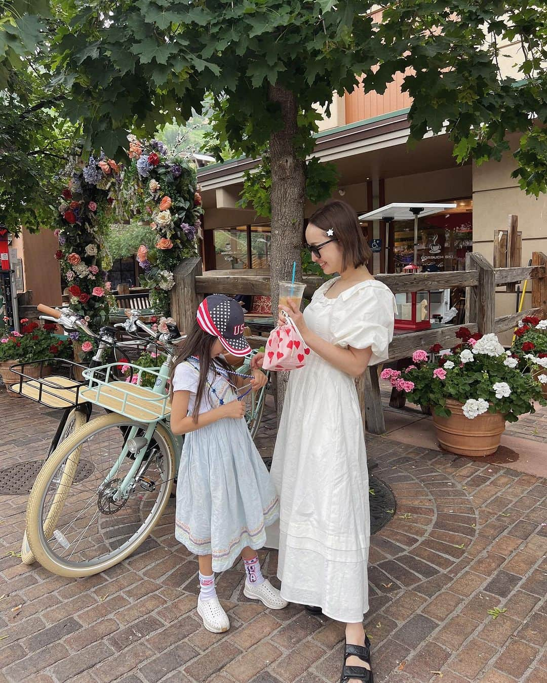 翁安芸さんのインスタグラム写真 - (翁安芸Instagram)「日本から届きたてのホワイトのサマードレスに、娘の星のピンを付けたJuly 4th🇺🇸❤️  Dress #estellak  Bag #editseoul  Shoes #chanel Hair acce #hm   #aspen #akiweng #july4th #summerinaspen #アスペン」7月14日 6時44分 - akinyc