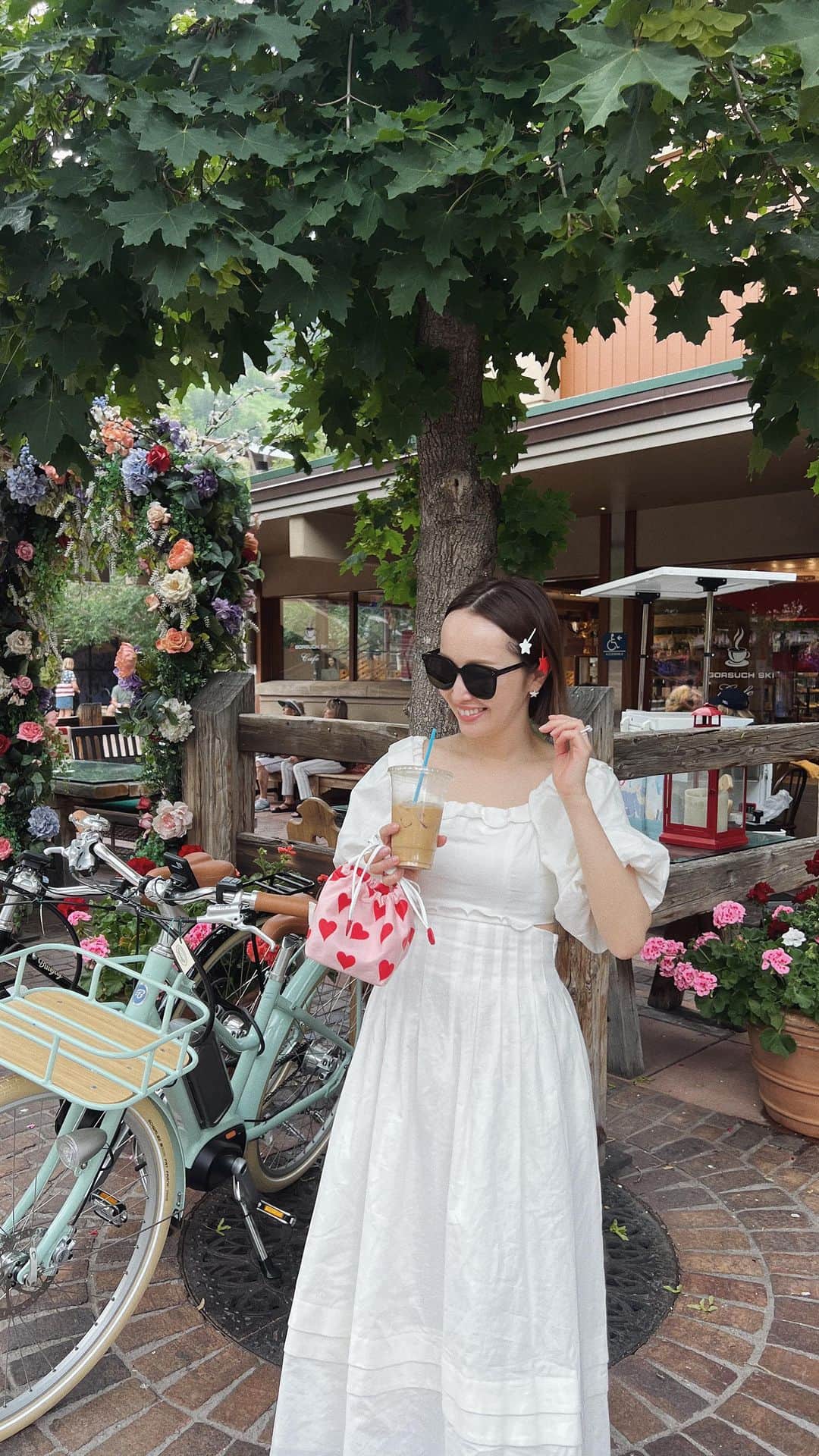 翁安芸のインスタグラム：「🇺🇸💙🤍❤️  Dress #estellak  Bag #editseoul  Shoes #chanel Hair acce #hm   #aspen #akiweng #july4th #summerinaspen #アスペン」