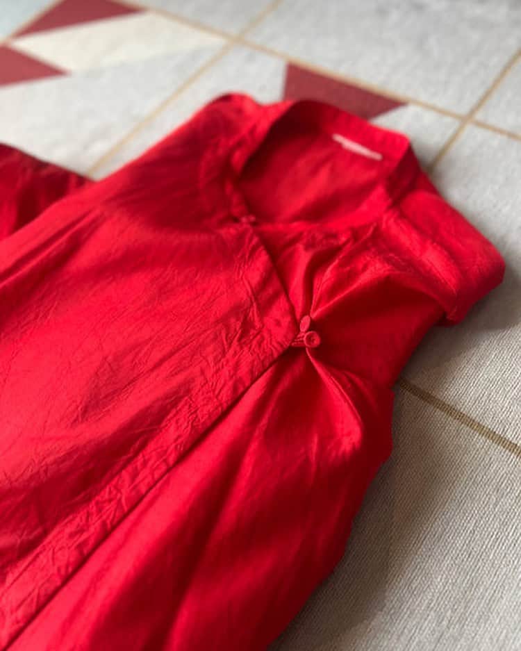 LOVEのインスタグラム：「LOVE'S MARKET 2023 SUMMER🦩 はい、もろて！！！  ①RED DRESS ②HAND MADE 益子焼 ③BLUE STRIPE CERAMICS  ✒️「＋LOVE通信」登録はプロフィールリンクからお願いします✨ ==================  🦩0円マーケット「LOVE'S MARKET」は、メルマガ「＋LOVE通信」フル充電コース会員対象コンテンツです。7月20日(木)23:59までに会員登録した方が対象となります。  🦩7/21(金)に届くメルマガ内のLOVE’S MARKET応募フォームから、お一人様一種類を選んでいただき7月30日(日)23:59までにご応募ください。」