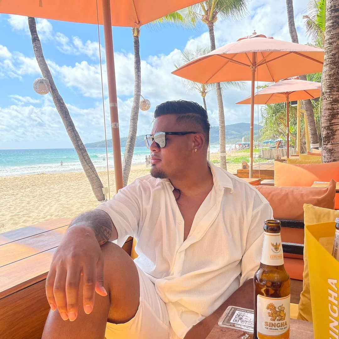 ジェイデン・トア・マクスウェルさんのインスタグラム写真 - (ジェイデン・トア・マクスウェルInstagram)「🏝️+🍺=🫶🏾 海は心を穏やかにしてくれる  @tannterracephuket   #トラベル #travel #旅行 #タイ #海 #プーケット #プーケット旅行 #🇹🇭 #thailand #phuket #beach #singha #ビール」7月14日 18時00分 - jaydentoamaxwell