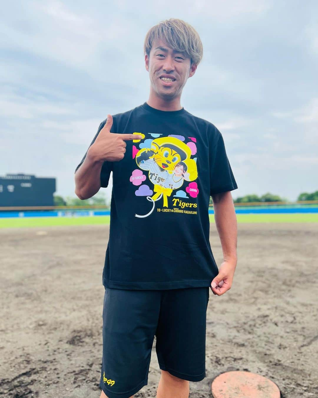 秋吉亮のインスタグラム：「ちっひーから阪神タイガース✖️川上千尋　コラボTシャツもらった😍✌️  ありがとう🤗  #秋吉亮 #川上千尋 #阪神タイガース #千葉スカイセイラーズ #トラッキー #nmb48 #アイドル #野球 #プロ野球 #甲子園 #始球式」