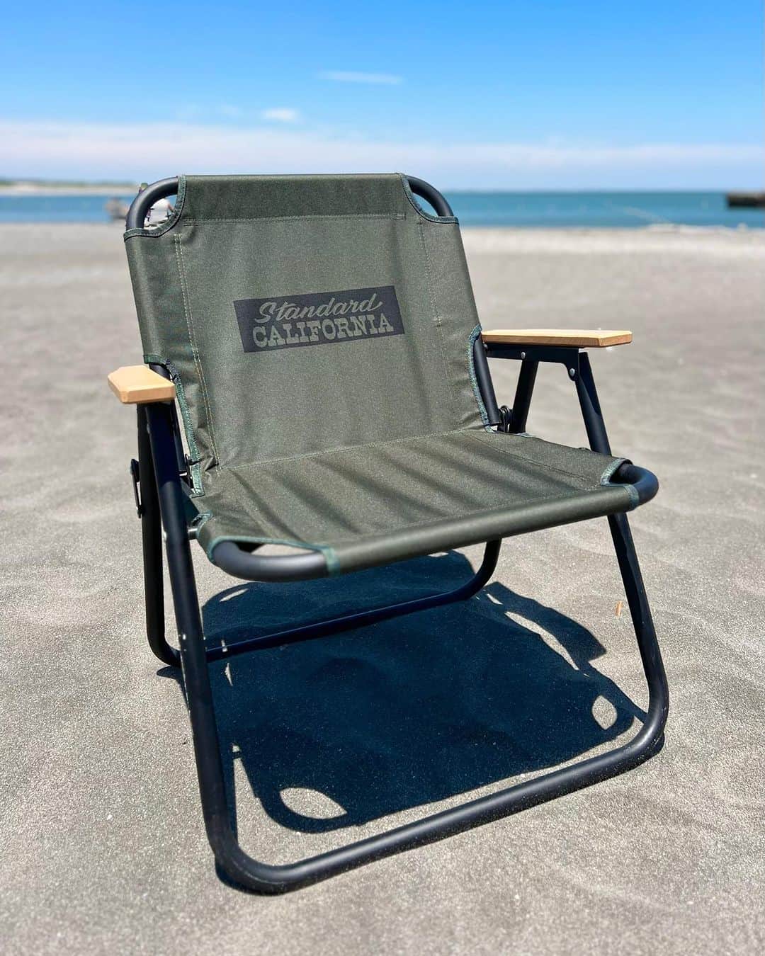 スタンダードカリフォルニアさんのインスタグラム写真 - (スタンダードカリフォルニアInstagram)「海にもバッチリと合うSD Folding Chair One-Seater.  OliveとBeigeがありますので、好きなように楽しんじゃってください。  The SD Folding Chair One-Seater has a color of Olive and Beige.  Enjoy your vacation with them!!  @standardcalifornia_os  @standardcalifornia_movie   #standardcalifornia #スタンダードカリフォルニア #foldingchair #chair #フォールディングチェア #チェア #イス #outdoor #outdoorgoods #アウトドア #アウトドアグッズ #camp #キャンプ #surf #surfing #サーフィン #internationalshipping #overseashipping #worldshopping #worldshoppingjp」7月14日 16時19分 - standardcalifornia