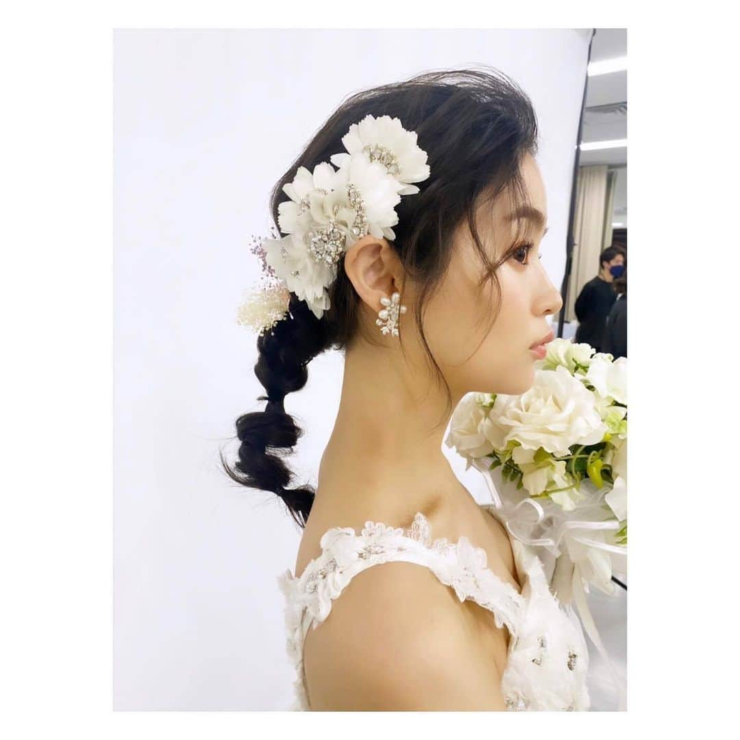 プレ花嫁の結婚式準備サイト farny 【ファーニー】のインスタグラム：「@farny_weddingをフォローして #プラコレ #美花嫁図鑑 を付けて投稿してください⡱ . ‥‥‥‥‥‥‥‥‥‥‥‥‥‥ Today's wedding photo from... @mammothsakura さん⚐* . 藤原さくらさんがドラマ「こっち向いてよ向かいくん」で 素敵なウェデングドレス姿を披露してくれました🤍  可愛すぎるウェデングドレス姿に注目です✨  ぜひチェックしてみてください👀 . ‥‥‥‥‥‥‥‥‥‥‥‥‥‥ . \\花嫁ライター募集中// @farny_wedding のDMに ”farny花嫁ライター希望”とお送りください✈︎✉︎ . \\花嫁アプリ // プロのアドバイザーに結婚式の相談を何度でも ウェディングドレスの記事や、 自分のウェディングレポを残せちゃう♡” . >>>TOPのURLからcheck ⋈ @placole_dressy >>>結婚のご相談は プラコレウェディングアドバイザーへ♡ @wedding_adviser >>>ウェディングレポを残したいなら、 farny by プラコレをcheck ✎ @farny_wedding >>>ウェディングアイデア＆DIYは ドレシーアイデアcheck ❁ @dressy_idea >>>素敵なドレスに出会いたい花嫁さま♡ @dressyonline_をcheck >>>お洒落で可愛いパパママ婚やフォトは @dressy.baby をcheck ∴ >>>鎌倉にOPEN”お花とドレスと紅茶のカフェ” @dressyroom_teaをcheck𓌉𓇋 . ‥‥‥‥‥‥‥‥‥‥‥‥‥‥ #プレ花嫁 #卒花嫁 #結婚準備 #結婚式 #結婚式場 #当日レポ #撮影指示書 #weddingtbt #weddingdress #ウェディングドレス #ウェディングフォト #ブライダルフェア #farnyレポ #美花嫁図鑑 #2023秋婚 #2023冬婚 #2023春婚 #2023夏婚 #mydress #동행플래너 #藤原さくら #芸能人」