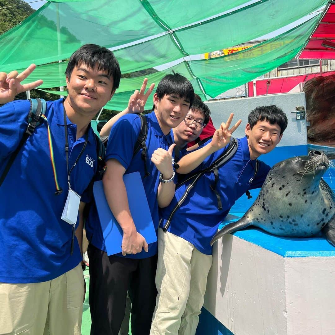 大阪ECO動物海洋専門学校さんのインスタグラム写真 - (大阪ECO動物海洋専門学校Instagram)「. 🪷🚢ドルフィントレーナー専攻🗺️💦  校外学習のオフショット！🫰🏻🥳💙🤍 学生メインでアップします〜  見学中は賑やかですが、学習モードになると真剣！✨👀 現場で活躍する卒業生のお話を聞けるのは本当に貴重なので、たくさんの知識や技術を吸収して今後に活かしていきましょうね！📝👨🏻‍🏫🌼  仲良くハートを作っている学生発見🤭🫶🏻🫶🏻 みなさん見つけられましたか？？💕📸✨  #校外学習 #オフショット #大阪eco動物海洋専門学校#大阪eco #動物専門学校  #動物飼育 #動物園 #水族館 #飼育員 #ドルフィントレーナー #アクアリスト #動物看護師 #トリマー #ドッグトレーナー#動物好きと繋がりたい#犬好きと繋がりたい #動物園・水族館&テクノロジー専攻 #eco自然環境クリエーター専攻 #ペットマネジメント&ホスピタリティ専攻 #動物園・動物飼育専攻 #水族館アクアリスト専攻 #ドルフィントレーナー専攻専攻 #動物看護師専攻 #ペットトリマー&エステティシャン専攻 #ドッグトレーナー専攻」7月14日 16時15分 - osaka_eco