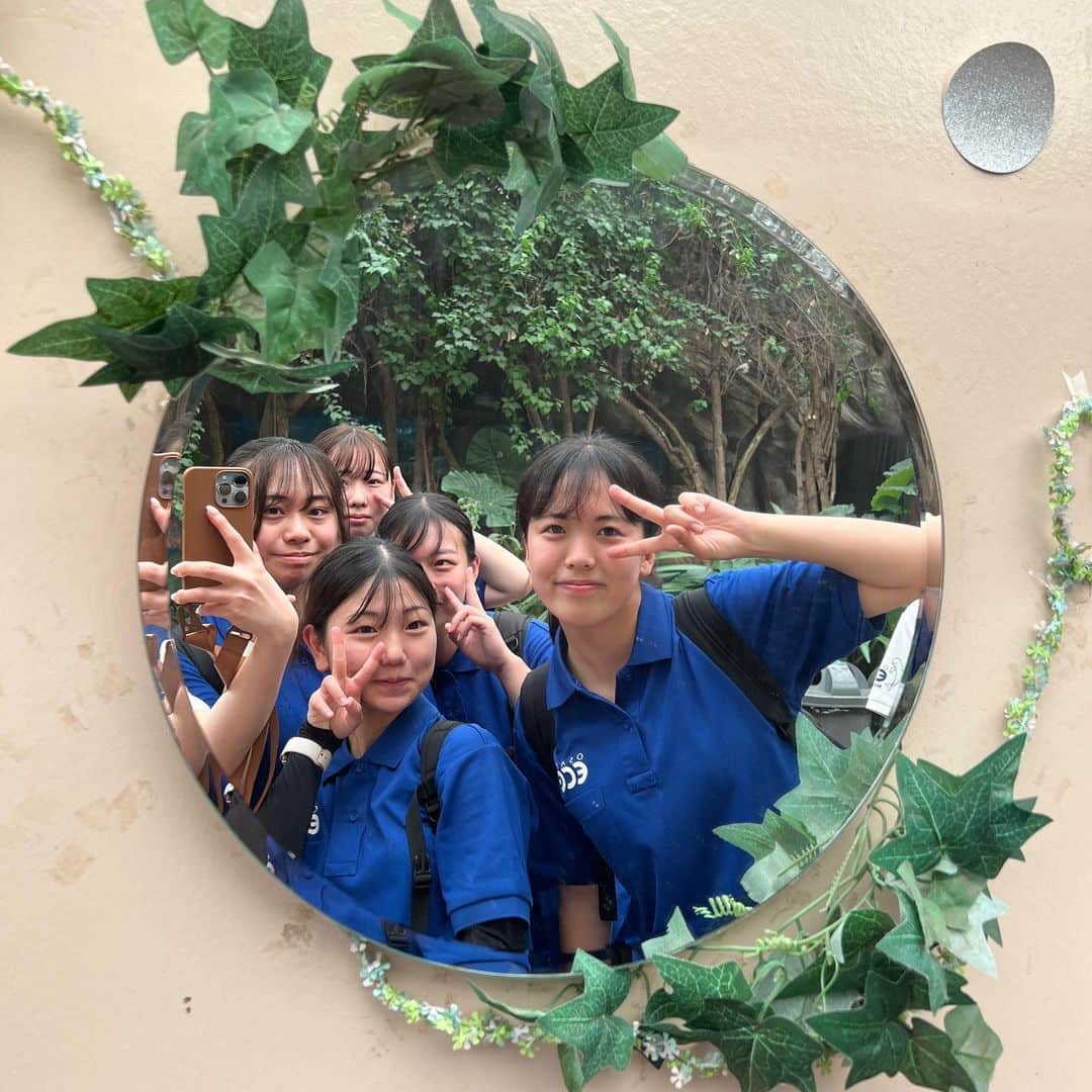 大阪ECO動物海洋専門学校のインスタグラム：「. 🪷🚢ドルフィントレーナー専攻🗺️💦  校外学習のオフショット！🫰🏻🥳💙🤍 学生メインでアップします〜  見学中は賑やかですが、学習モードになると真剣！✨👀 現場で活躍する卒業生のお話を聞けるのは本当に貴重なので、たくさんの知識や技術を吸収して今後に活かしていきましょうね！📝👨🏻‍🏫🌼  仲良くハートを作っている学生発見🤭🫶🏻🫶🏻 みなさん見つけられましたか？？💕📸✨  #校外学習 #オフショット #大阪eco動物海洋専門学校#大阪eco #動物専門学校  #動物飼育 #動物園 #水族館 #飼育員 #ドルフィントレーナー #アクアリスト #動物看護師 #トリマー #ドッグトレーナー#動物好きと繋がりたい#犬好きと繋がりたい #動物園・水族館&テクノロジー専攻 #eco自然環境クリエーター専攻 #ペットマネジメント&ホスピタリティ専攻 #動物園・動物飼育専攻 #水族館アクアリスト専攻 #ドルフィントレーナー専攻専攻 #動物看護師専攻 #ペットトリマー&エステティシャン専攻 #ドッグトレーナー専攻」