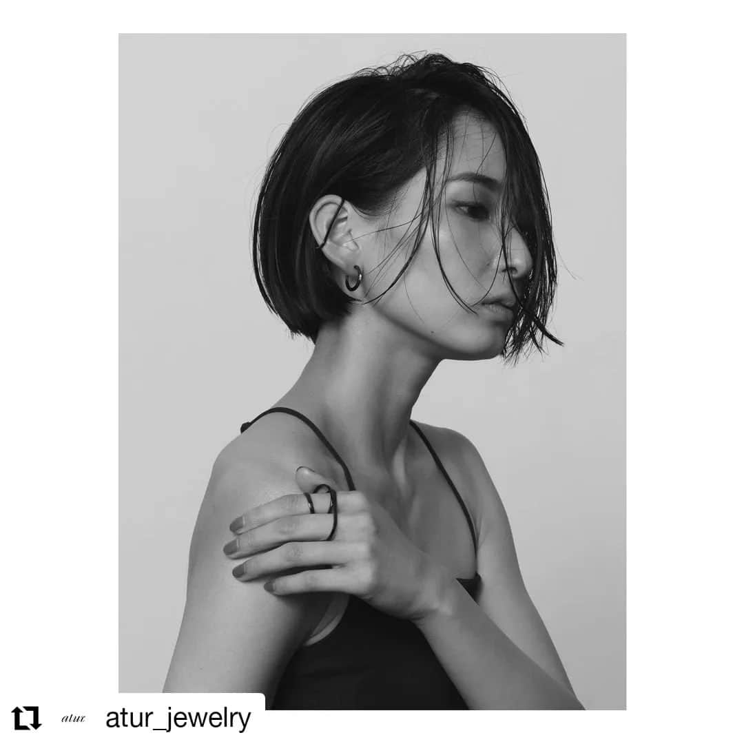 モデルエージェンシー・フロスさんのインスタグラム写真 - (モデルエージェンシー・フロスInstagram)「佳央　@_kaonigiri_ 「atur」 . https://aturjewelry.stores.jp/ . https://www.flos.ne.jp/models/kao/ . #atur#aturjewelry#アテュール#アテュールジュエリー#jewelry#ジュエリー#accessory#アクセサリー#広告#イメージビジュアル#ビジュアル#model#佳央#モデル#modelagency#モデル事務所#FLOS#フロス  #Repost @atur_jewelry • • • •  New visual  Model @_kaonigiri_ Photographer @yoshitaka_photography Hair&makeup @nori_kose Nail Gugu @jari_inc.tokyo  _______________________  Sona oval marquise ring Juno ring Sona diamond ring」7月14日 16時15分 - model_agency_flos