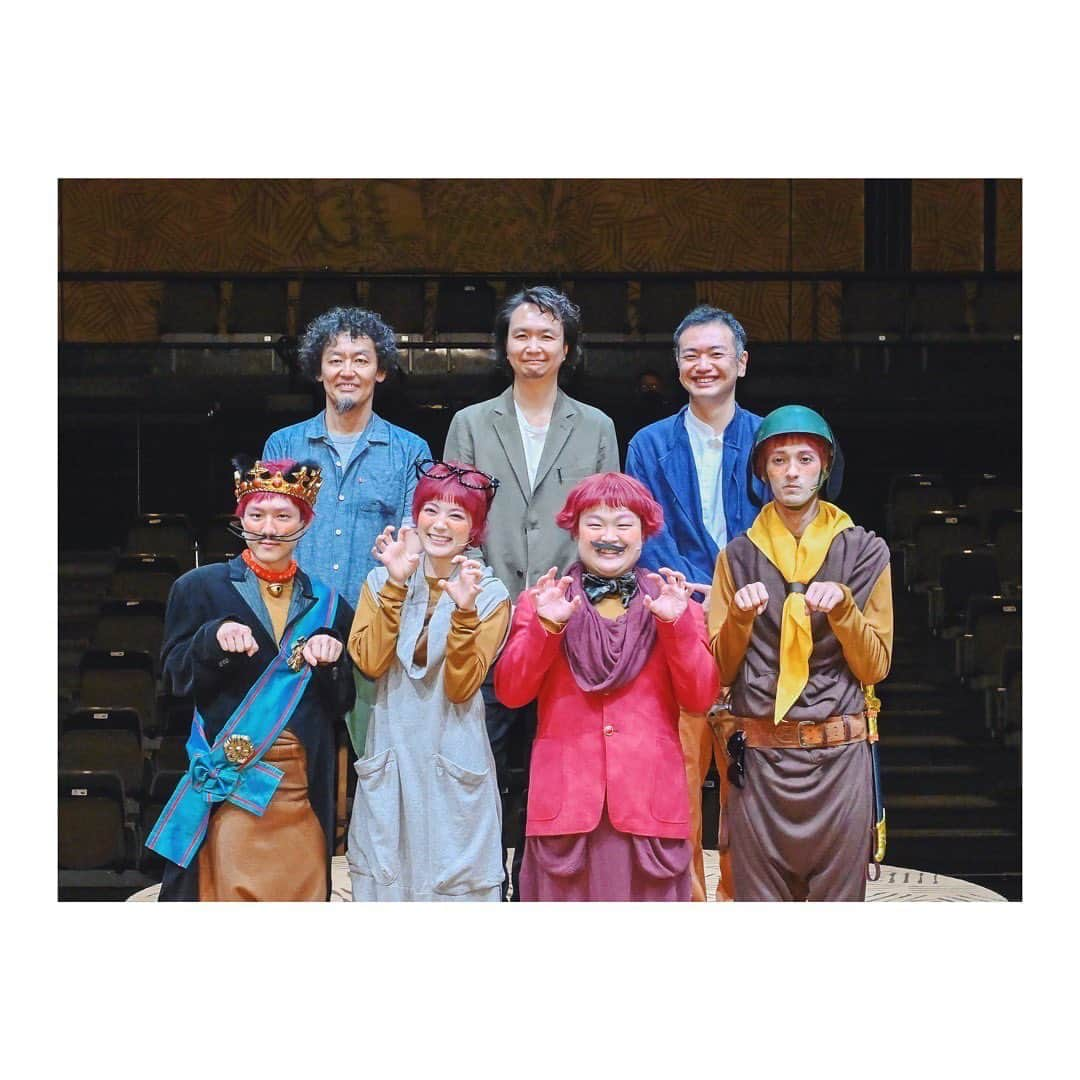 吉田美月喜さんのインスタグラム写真 - (吉田美月喜Instagram)「. とうとう初日になりました 演劇『モグラが三千あつまって』  プレビュー公演では沢山の 楽しい声、そして熱い視線を感じ 改めて観劇に来てくださっている方の 力の偉大さに気付かされました。 本当に貴重で楽しい時間でした。  そこからも更に稽古を重ねて 初日をこうして迎えることができて本当に嬉しく思います。  沢山の未来のおとなに出会えますように そしてかつてのこどもたちにも想いを伝えることができますように。  カンパニー 一同 心よりお待ちしております！！  #演劇 #モグラが三千あつまって #新国立劇場 #吉田美月喜 #yoshidamizuki #yoshida #mizuki」7月14日 16時17分 - mizukiyoshida_official