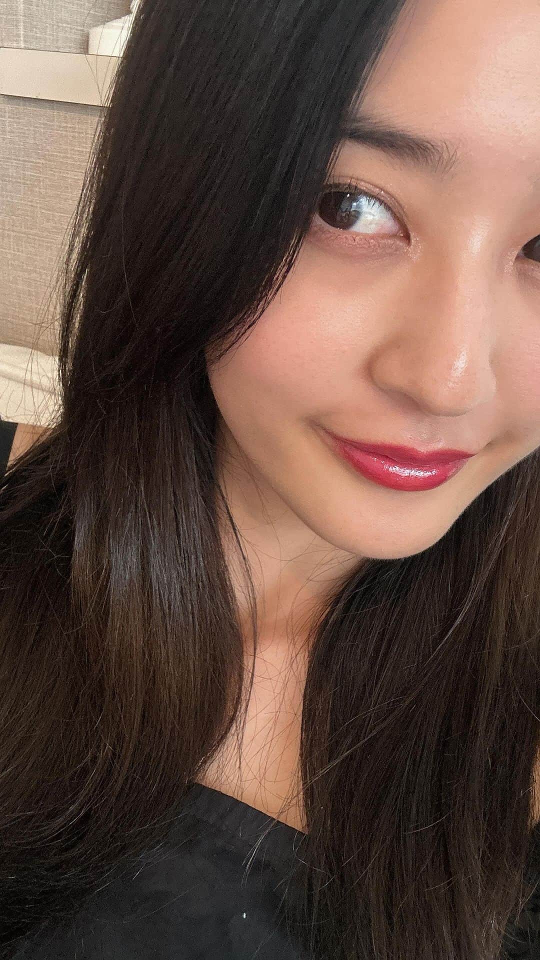 青野楓のインスタグラム：「@hince_official_jp の新色リップが可愛すぎて動画にしてみました！伝われ〜🥺🩷ティントの色持ちもいいし、私の大好きな艶リップだった。  #リップ#hince #ムードインハンサーウォーターリキッドグロウ#ウォーターリキッドグロウ #ヒンスティント#ヴィンテージピンクチェーンバッグ」