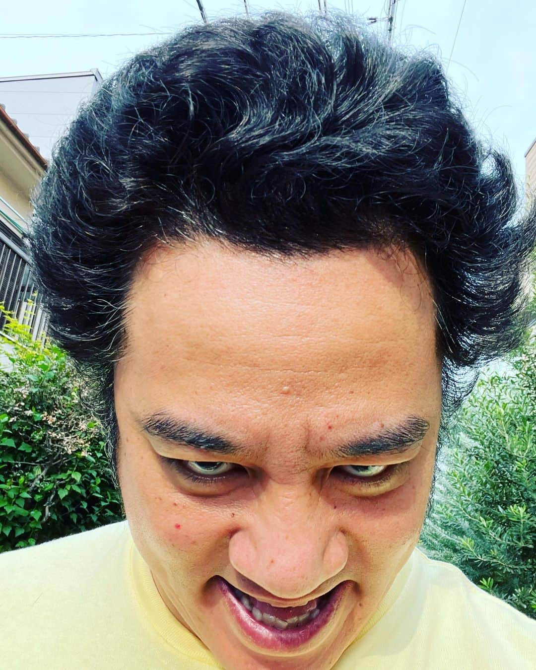 与座よしあきのインスタグラム：「髪伸びたので念力で頭皮に押し戻してます。 #念力あるある」