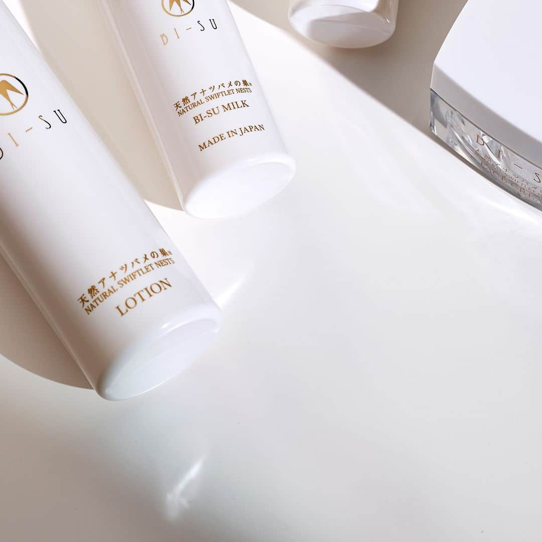 美巢（BI-SU） のインスタグラム：「- BI-SU Skincare Line -  Cutting-Edge Beauty Care Focused on the Mysterious Ingredient "Sialic Acid"  The BI-SU Skincare Line is formulated with natural skincare ingredients, including swiftlet nest extract and argan oil extracted using a unique method.  It has excellent skin affinity and effectively retains the swiftlet nest extract on the skin.  During seasons when UV rays are a concern, achieve a radiant and translucent beauty that can withstand the sun with the BI-SU Skincare Line.  With each daily use, experience a noticeable difference that makes looking in the mirror a delightful moment.  <BI-SU Lotion> The moment you apply it, you'll be enveloped in a pleasant sensation. It combines a refreshing feel with moisturizing properties, instantly penetrating the stratum corneum and delivering moisture to the entire skin.  <BI-SU Serum> This serum delivers the components of swiftlet nest extract directly to the skin, addressing moisture and firmness issues.  This serum focuses on incorporating the beauty components of swiftlet nest extract into the skin. Its rich texture spreads smoothly and refreshingly over the entire face, guiding it to a healthy and resilient state.  <BI-SU Milk>  Achieve soft and supple skin that feels plump and clingy.  The high concentration of argan oil and swiftlet nest extract creates a smooth and moisturized skin texture. It features a lightweight application that balances hydration from the toner while maintaining the perfect balance between water and oil.  <BI-SU Face Cream> Melts into the skin and provides a moist and enveloping sensation.   This cream contains a generous amount of swiftlet nest extract and lavish beauty ingredients, guiding the skin to a youthful and radiant appearance. It is designed to be suitable for all seasons, with a texture that enhances the user experience.  Overall, the BI-SU Skincare Line harnesses the power of sialic acid and other natural ingredients to offer advanced beauty care, promoting a bright, hydrated, and youthful-looking complexion.  #bisu #美巢bisu #birdnest #superfood #beauty #health #skincare #美巢BISU #sustainability #gift」