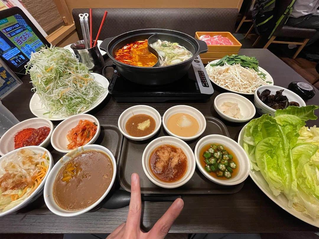 山崎勝之さんのインスタグラム写真 - (山崎勝之Instagram)「野菜をガッツリ食べたくて、 ランチしゃぶしゃぶ★ お肉は3皿のみ。 お米無し。 美味しゅうございました♪ ごちそうさまでした。」7月14日 16時27分 - chan_yama