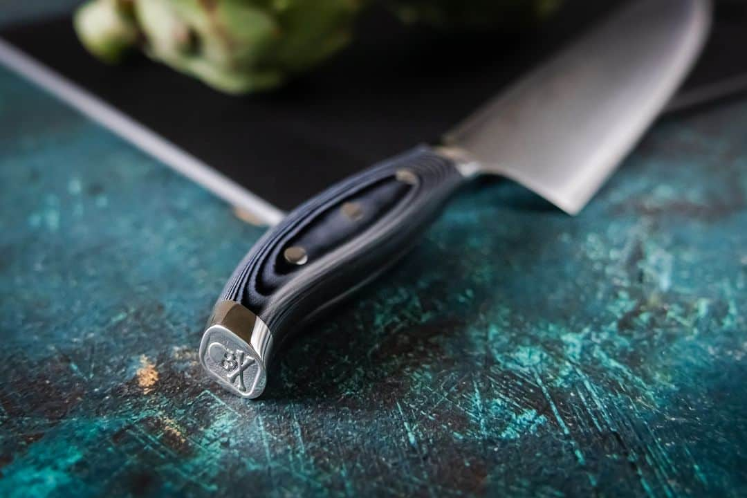 ZWILLING Japan ツヴィリングさんのインスタグラム写真 - (ZWILLING Japan ツヴィリングInstagram)「【事前告知 : ツヴィリング X マスターマインド・ジャパン コラボナイフ】  ツヴィリング は、日本を代表する高級アパレルブランド マスターマインド・ジャパンとコラボレーションしたナイフ「TWIN CERMAX MASTERMIND／ ツインセルマックス・マスターマインド」を7/20(木)より、300本 国内限定で発売します。  → https://www.zwilling.com/jp/zwilling/knives/twin-cermax-mastermind/   良質な素材と日本の職人技でしか生みだせない、プレミアムな商品を世界に発信し続けてきた両ブランドの理念が共鳴することにより、国やジャンルの垣根を超えて誕生した スペシャルナイフ。”Japan” 発のツヴィリング ナイフをスタートさせた”mastermind(発起人)” とも言える「Twin Cermax (ツイン セルマックス)」をリデザインしました。日本上陸50周年という、ツヴィリング ジャパンの特別な節目にふさわしい 1本です。  #zwilling #ツヴィリング #切る喜びをつないで50年」7月14日 16時30分 - zwilling_japan