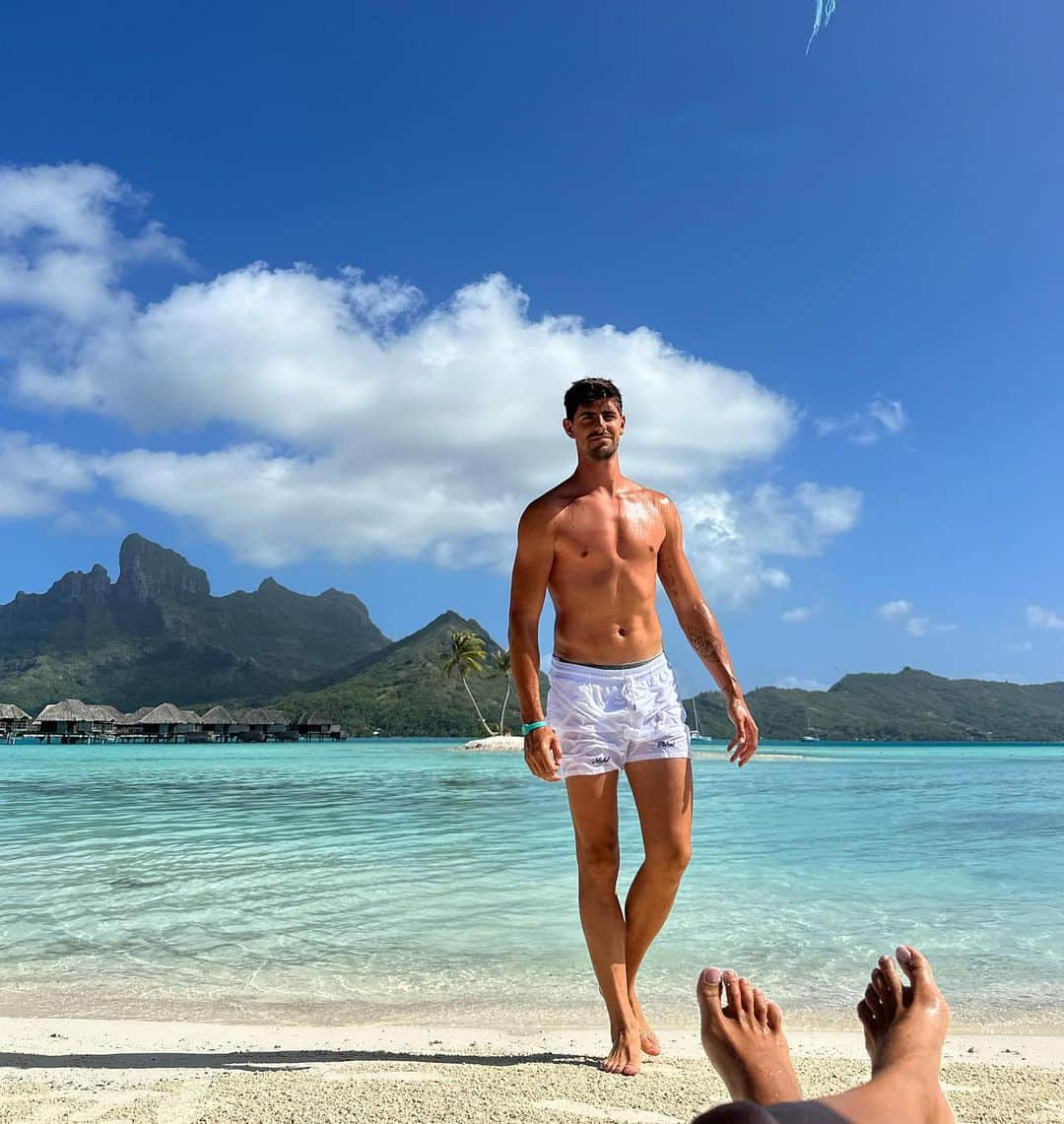 ティボ・クルトゥワのインスタグラム：「BORA BORA 😍🏝️☀️」