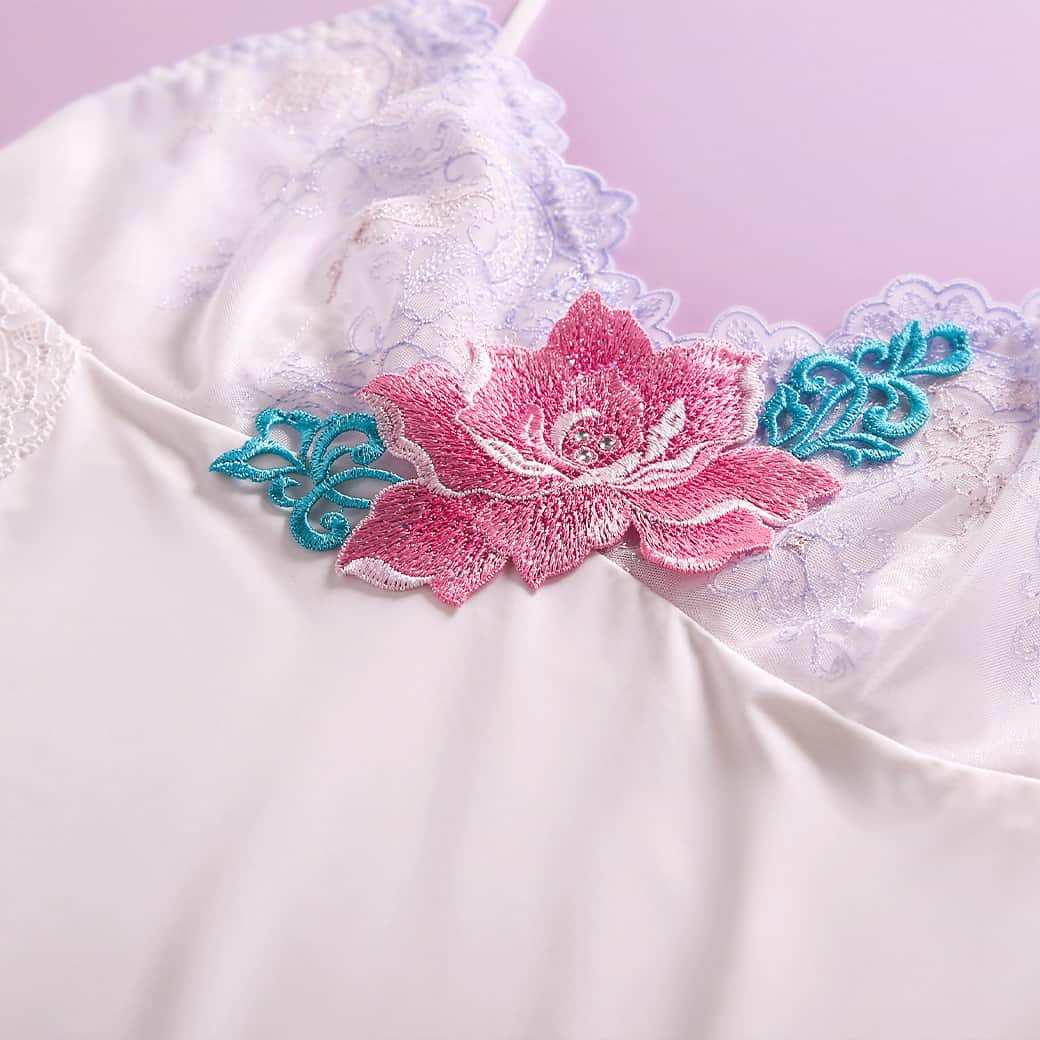 下着通販 SHIROHATO / 白鳩さんのインスタグラム写真 - (下着通販 SHIROHATO / 白鳩Instagram)「𝖧𝖨𝖬𝖨𝖢𝖮 𝟢𝟣𝟨𝗌𝖾𝗋𝗂𝖾𝗌 ー 𝖤𝗌𝗈𝗍𝗂𝖼𝗂𝗍𝖺 𝖱𝗈𝗌𝖺 ー  鮮やかな色彩感覚で紡がれる、 エキゾチックな美しさ漂うコレクション。  精緻な幾何学模様にラメ糸を織り交ぜた ラグジュアリーな刺繍デザインに ひときわ存在感を放つ、大輪の薔薇のモチーフ。  リュクスなその姿は、纏うだけで 華やかな異国情緒を感じさせて🌹  𝖡𝗋𝖺 [ 𝖡𝟨𝟧-𝟩𝟧,𝖢𝖣𝖤𝖥/𝟨𝟧-𝟪𝟢 ] ¥𝟦,𝟪𝟦𝟢 (𝗍𝖺𝗑 𝗂𝗇)  𝖲𝗁𝗈𝗋𝗍𝗌 [ 𝖬/𝖫 ] ¥𝟤,𝟩𝟧𝟢 (𝗍𝖺𝗑 𝗂𝗇)  𝖳-𝖡𝖺𝖼𝗄 [ 𝖬/𝖫 ] ¥𝟤,𝟨𝟦𝟢 (𝗍𝖺𝗑 𝗂𝗇)  𝖦𝖺𝗋𝗍𝖾𝗋 [ 𝖬/𝖫 ] ¥𝟤,𝟪𝟨𝟢 (𝗍𝖺𝗑 𝗂𝗇)  𝖫𝗈𝗇𝗀 𝗌𝗅𝗂𝗉 [ 𝖬/𝖫 ] ¥𝟧,𝟤𝟪𝟢 (𝗍𝖺𝗑 𝗂𝗇)  ______________________________  商品詳細は @shirohato_official プロフィール欄のURLからチェック☑︎ ______________________________  #ヒミコ #016シリーズ #ブラ #ブラジャー #ランジェリー好き #ランジェリーコーデ #ランジェリー #ショーツ #キャミソール #花 #薔薇 #刺繍 #花刺繍 #lingerie #himico #016series #esoticitarosa #内衣 #胸罩 #브래지어 #속옷 #shirohato #白鳩 #下着通販 #下着屋」7月14日 17時45分 - shirohato_official