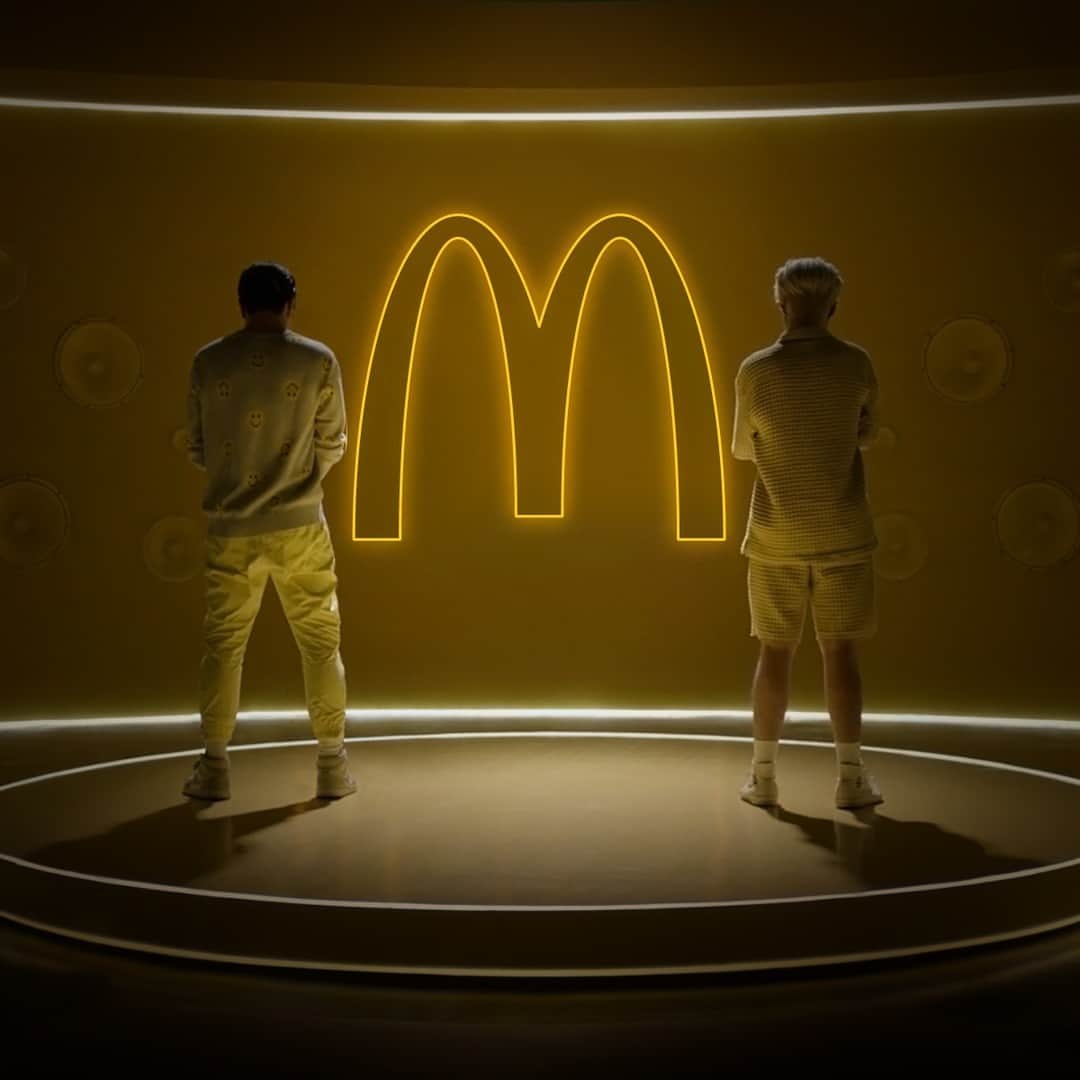 McDonald's Philippinesのインスタグラム：「ERRRthing’s unw’rapping tomorrow. 🍔🍔🍔」