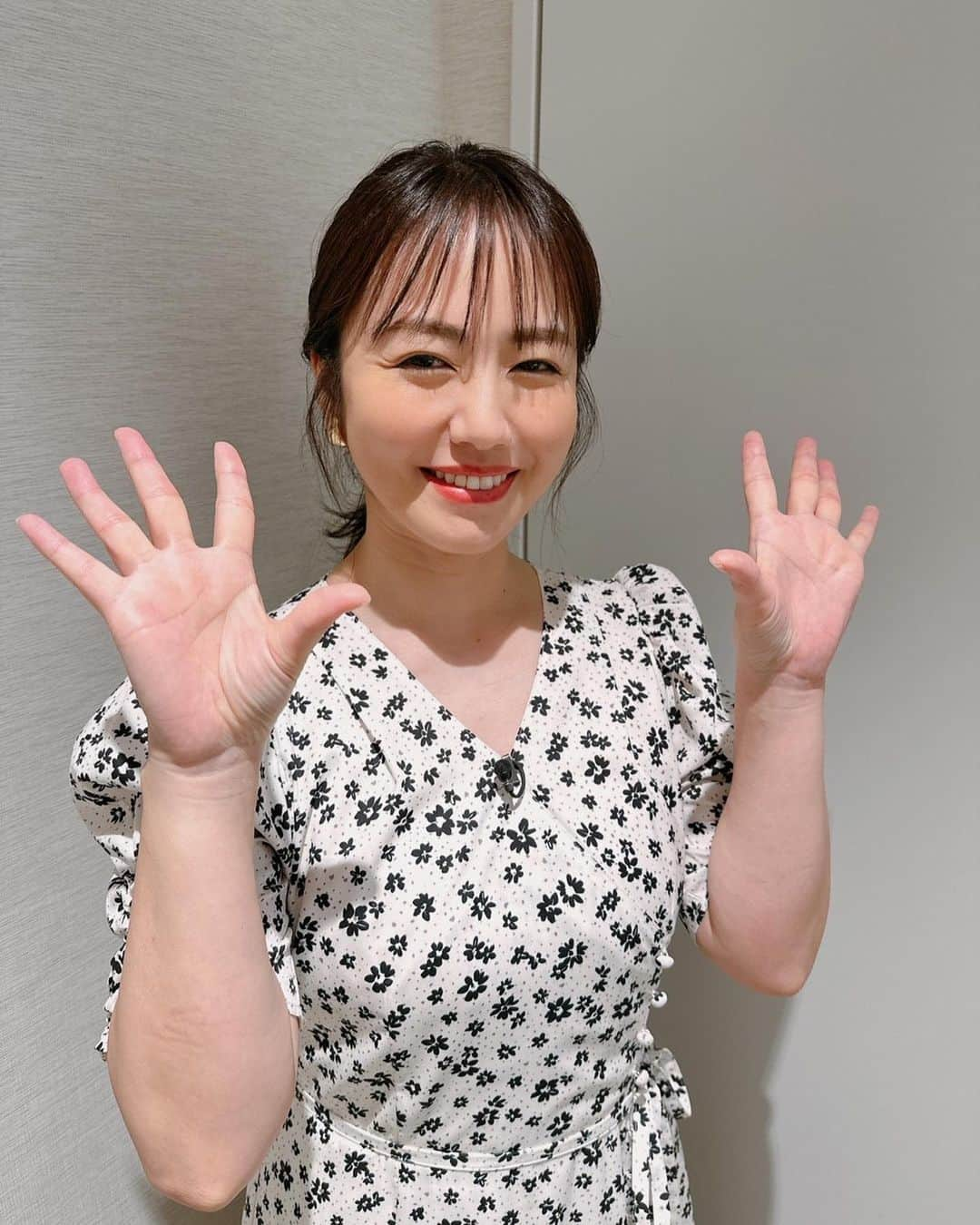 磯山さやかのインスタグラム：「先日放送された テレビ東京 『世界が騒然！本当にあった(秘)衝撃ファイル』 優しい高橋英樹さんと鈴木紗理奈さんと一緒で、 楽しかったです！  ワンピース　@jusglitty_official」