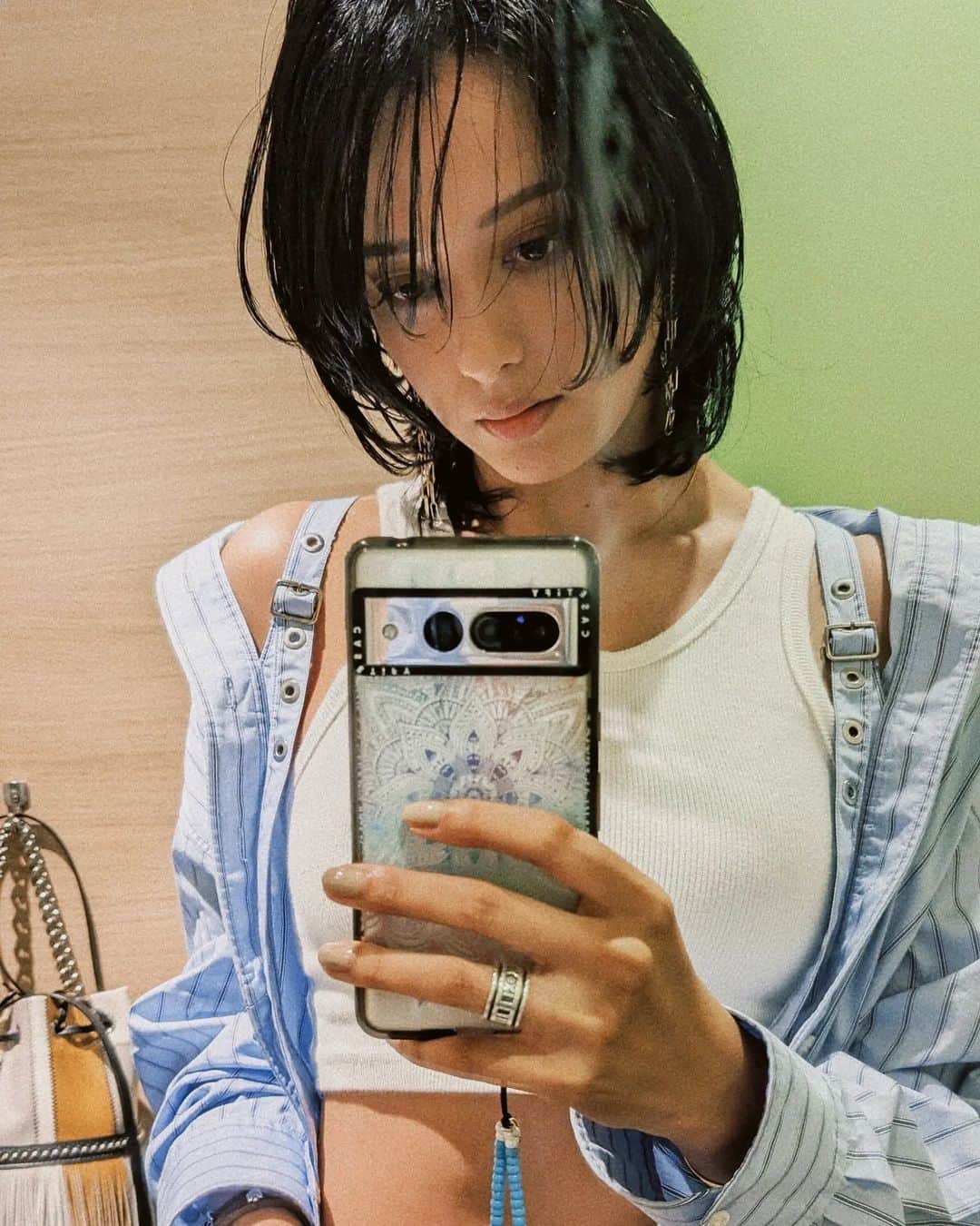 のインスタグラム：「straigt style with 🐺✂ is my mood as well. 撮影でストレートにしてもらったらこれも良きだと思いまして✰」