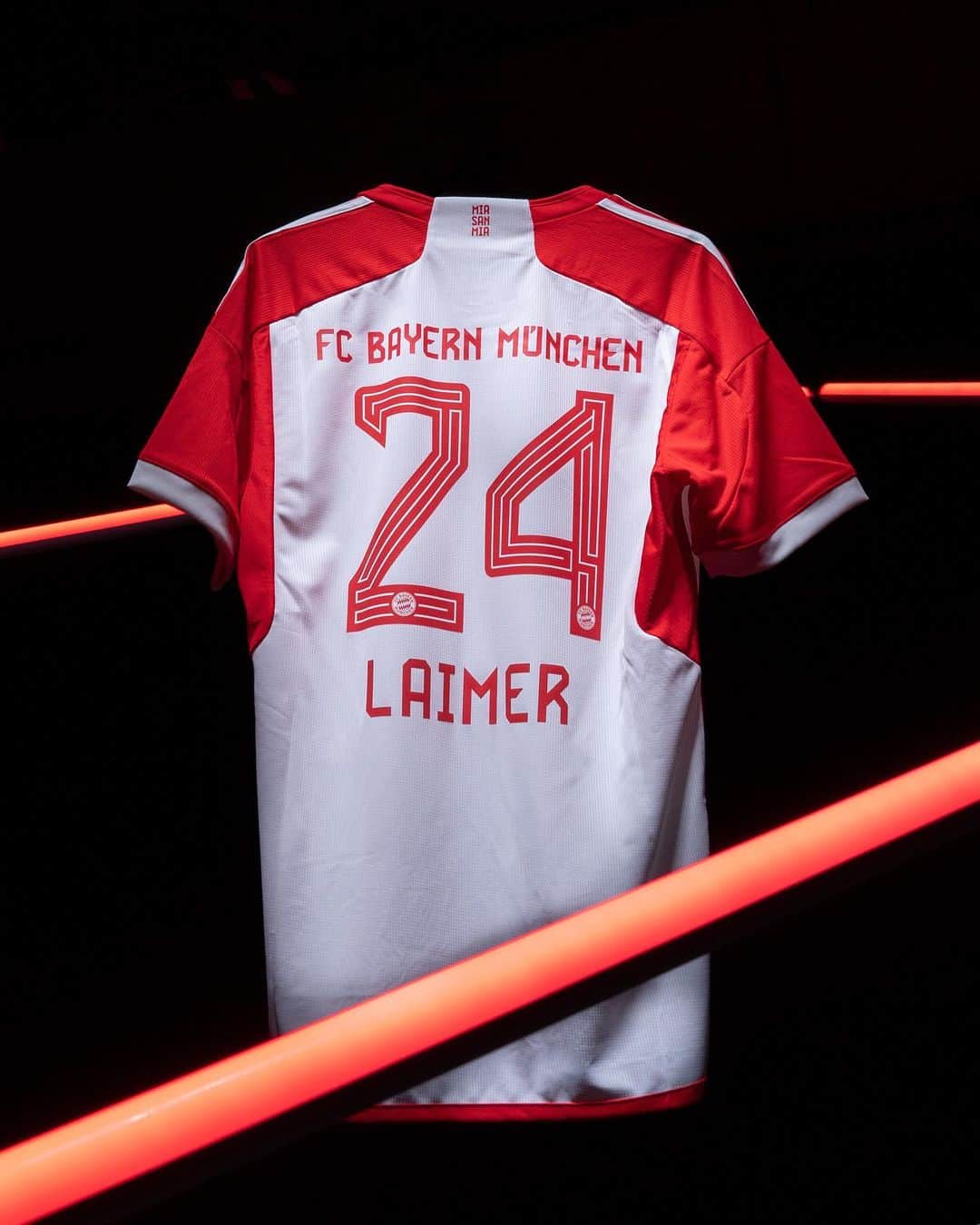 バイエルン・ミュンヘンさんのインスタグラム写真 - (バイエルン・ミュンヘンInstagram)「Our new number 2️⃣4️⃣ ✨ @konradlaimer   Head to our story to get your Laimer shirt! 🔴⚪️  #MiaSanMia #FCBayern」7月14日 16時43分 - fcbayern