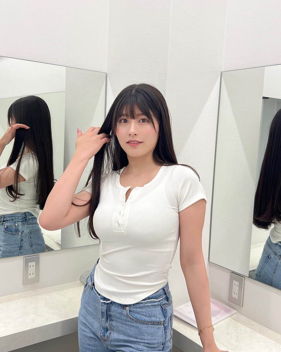 ちとせよしののインスタグラム：「久しぶりにぱっつん✂︎ 前髪ストレート＆カットとトリートメントして頂きました💇🏻‍♀️✨️ @aitokyo_ryu   そろそろセミロングくらいにしてもいいかな~と思ってきたよしのさんです😶💭  #ぱっつん #ロングヘア #縮毛矯正 #デニムコーデ #shein」