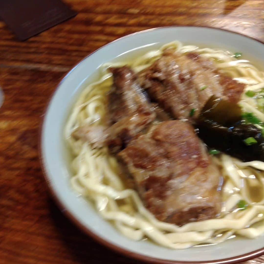佐久田俊行のインスタグラム：「先日、沖縄で食べたそば。  その土地、その場所にしかない良さってあるよね。何かを付け足す必要もない、無理に外へ持ち出す必要もない。 その場所を大事にできる人でありたい。」