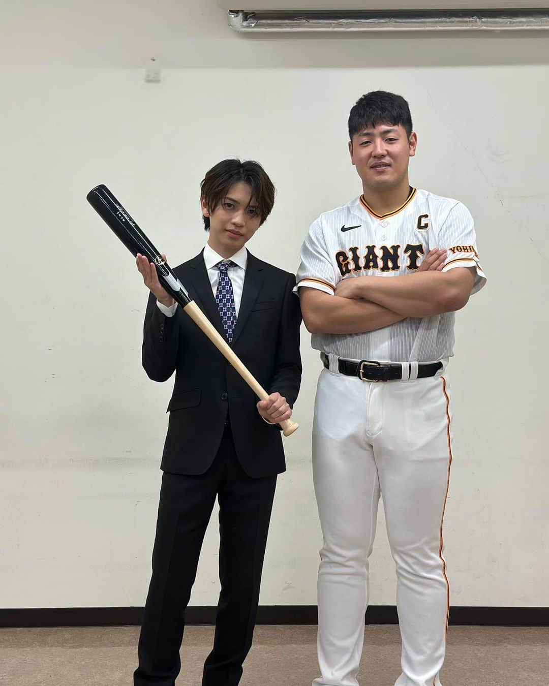 岩橋玄樹さんのインスタグラム写真 - (岩橋玄樹Instagram)「元木コーチ、岡本選手にインタビューさせて頂きました。G党としてものすごく幸せな時間であり、ずっと応援してきて良かったなと思いました。 これからもジャイアンツを応援させて頂きたいと思います⚾️🩷 野球選手になるのが夢でしたが、このような形でジャイアンツのお仕事が出来る事にものすごく感謝しています😊 これからも夢を叶えるために頑張っていきたいと思います。 また月刊ジャイアンツの発売も楽しみにしていてください⚾️🙌🏻 #読売巨人軍 #g党  #東京ドーム #ジャイアンツ #月刊ジャイアンツ #元木大介 #岡本和真」7月14日 16時52分 - genki_iwahashi_17